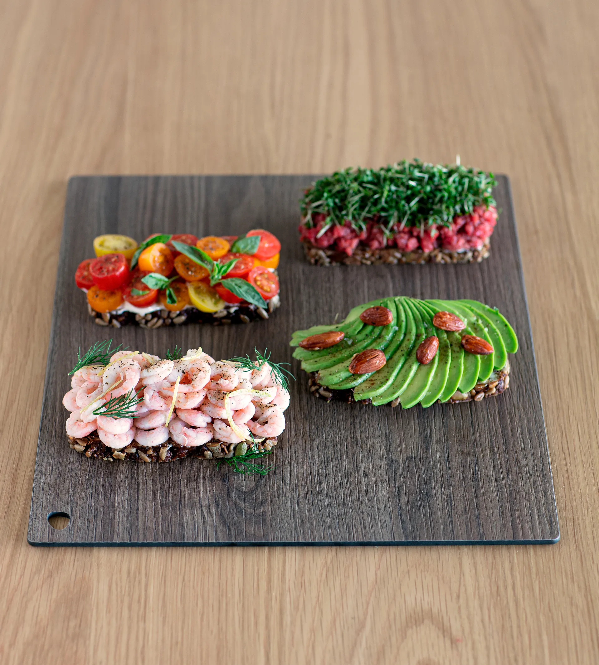 Tabla de cortar Cut & Serve cuadrada L, nogal LIND DNA