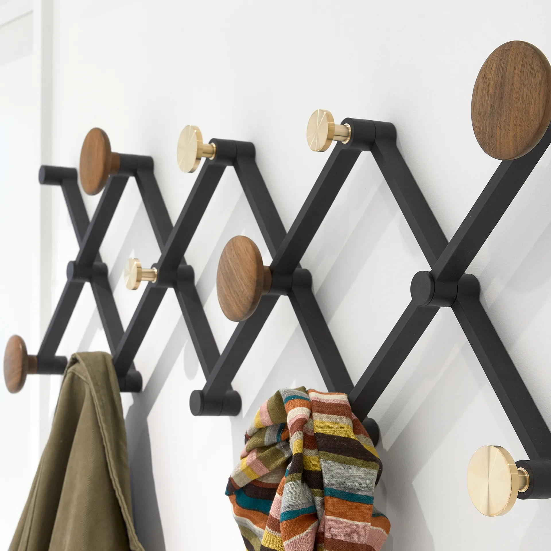 Perchero X•TEND, nogal LoCa