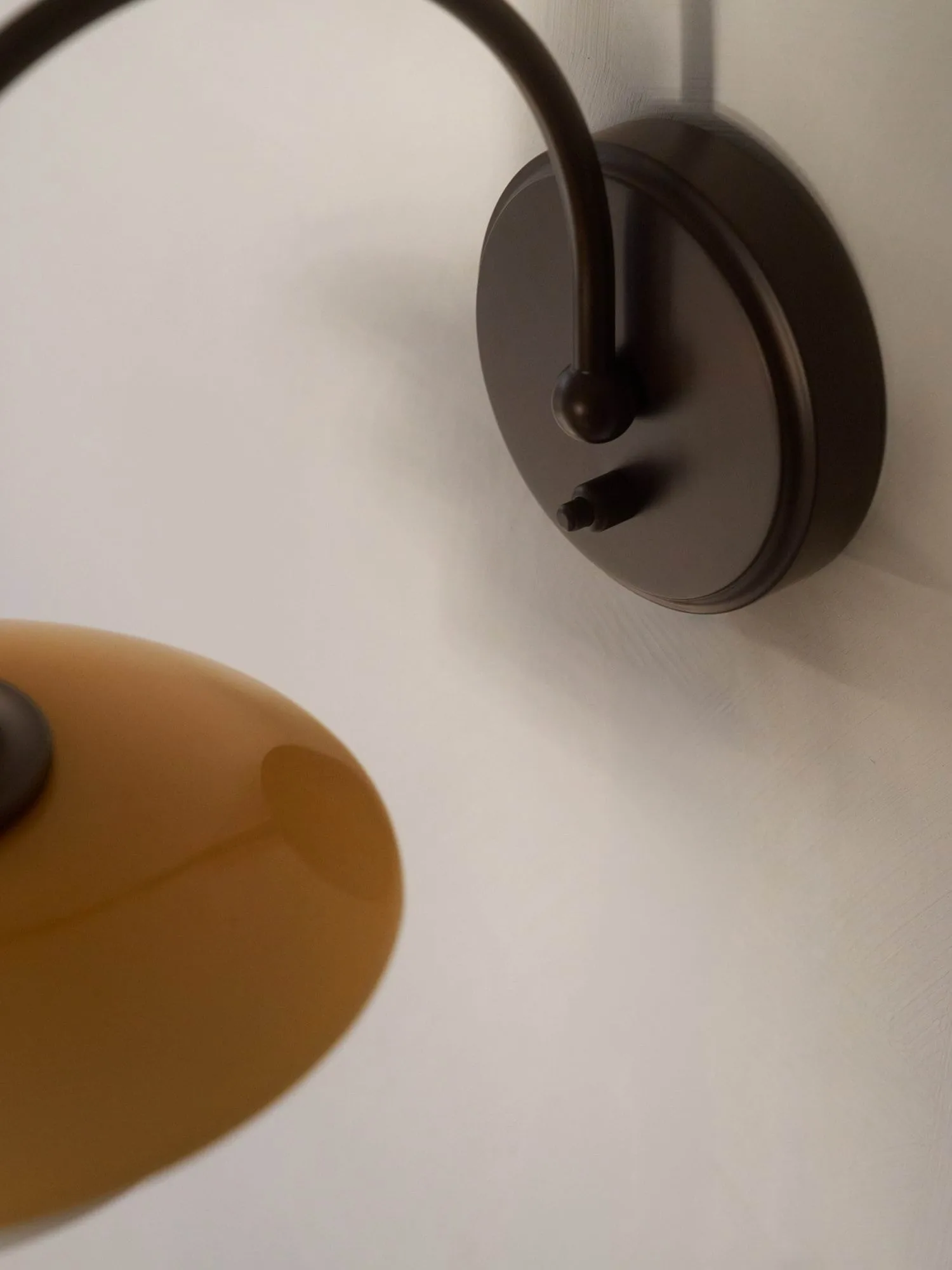 Aplique PH 2/2 Centenary Edition, Amber-opal white, con enchufe Louis Poulsen