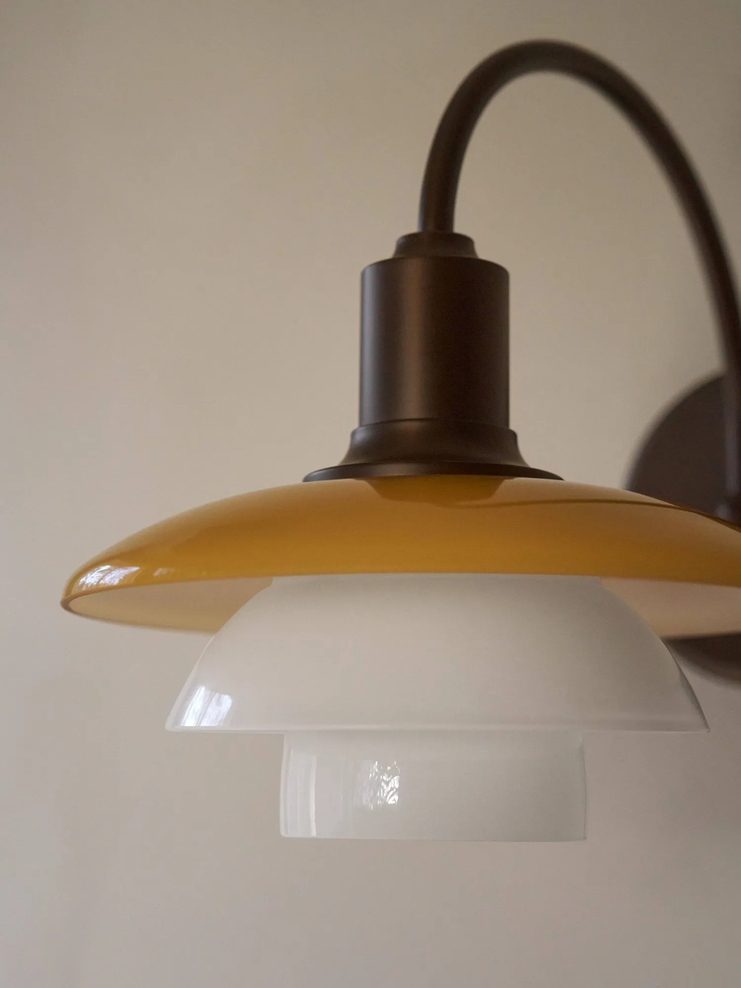 Aplique PH 2/2 Centenary Edition, Amber-opal white, con enchufe Louis Poulsen