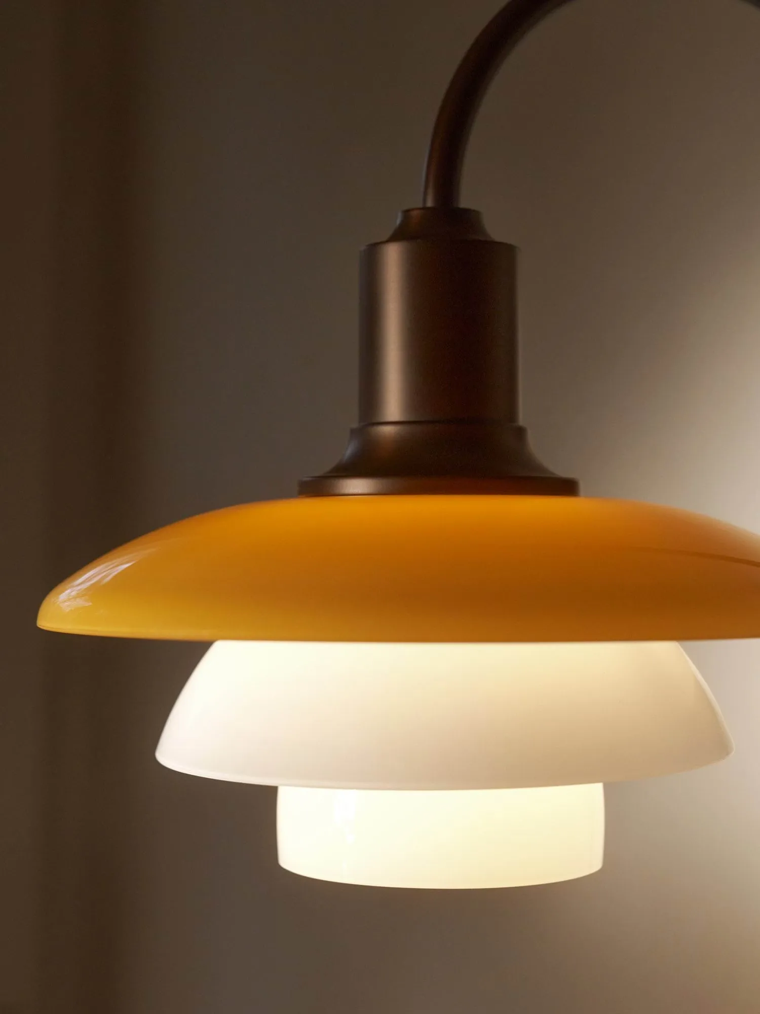 Aplique PH 2/2 Centenary Edition, Amber-opal white, con enchufe Louis Poulsen