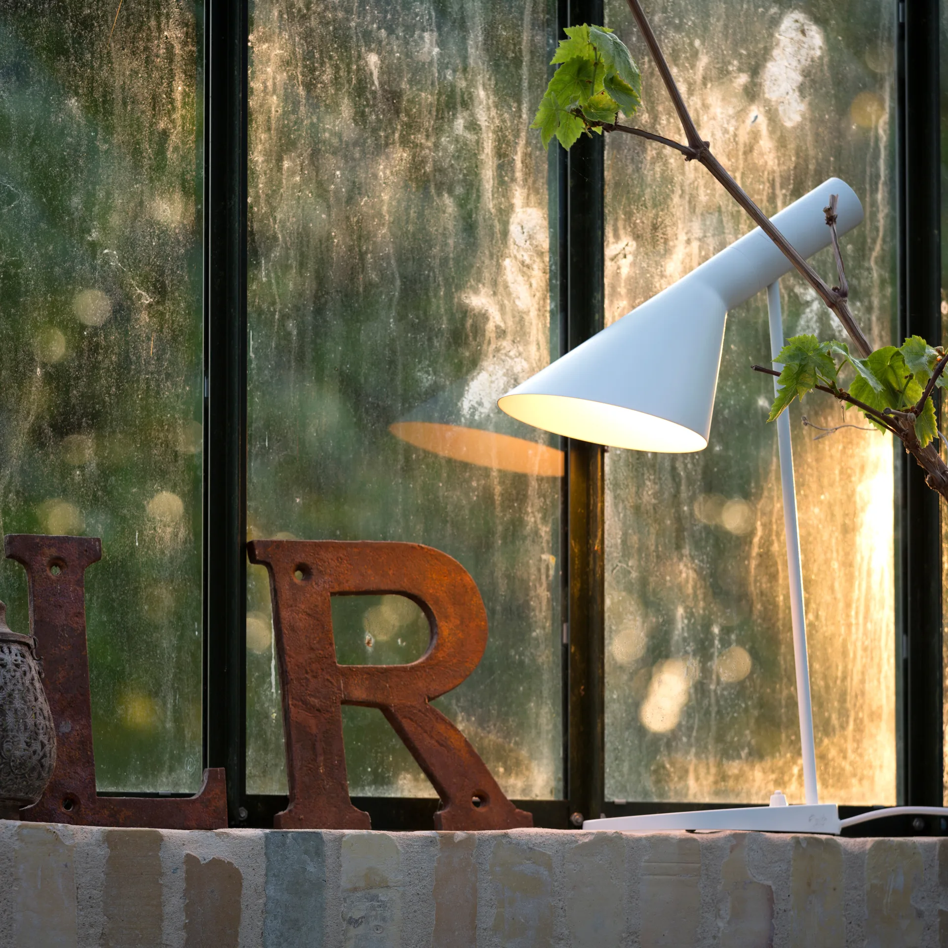 Lámpara de mesa AJ, blanco Louis Poulsen