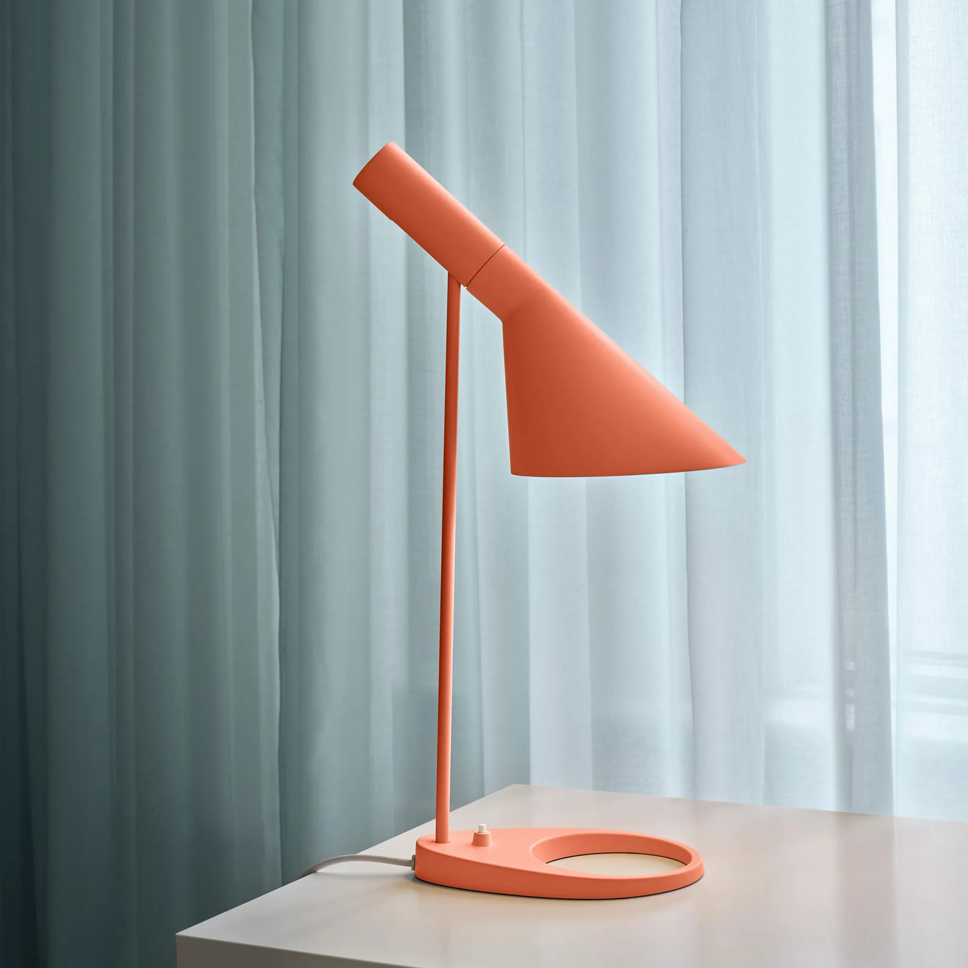 Lámpara de mesa AJ MINI, Electric orange Louis Poulsen