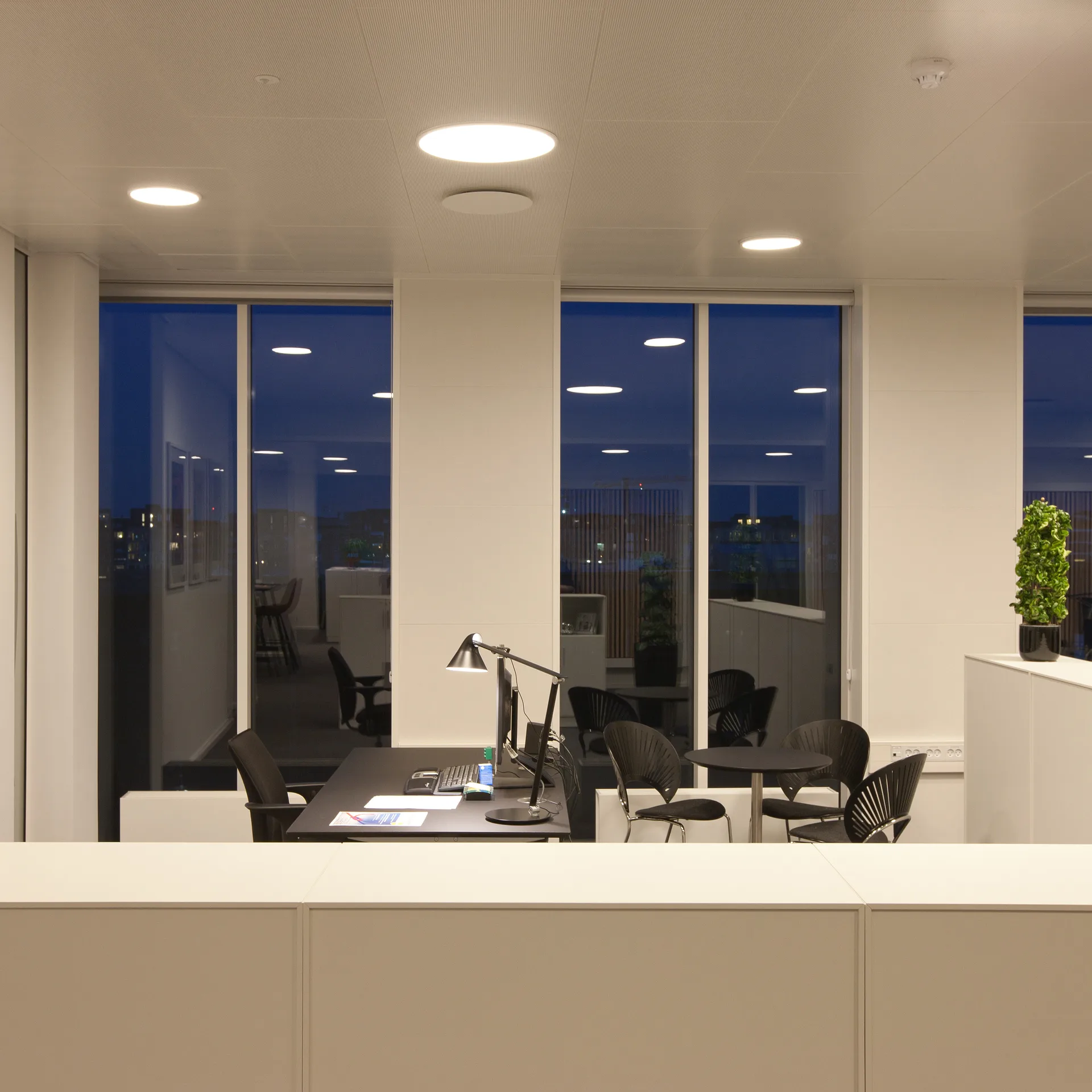 Lámpara de mesa NJP, Negro Louis Poulsen