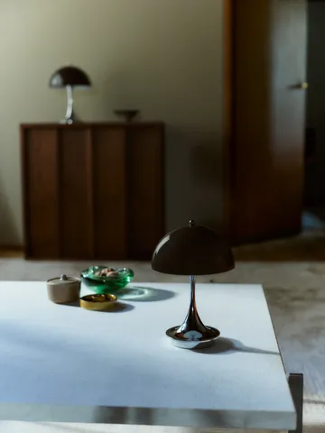 Lámpara de mesa Panthella 160 Portable v3 - Original Opal Brown - Louis Poulsen