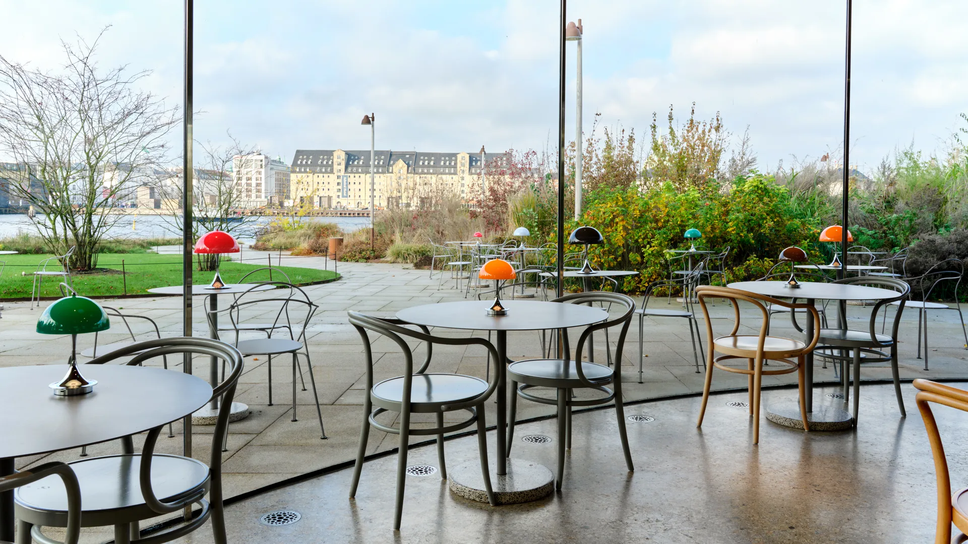 Lámpara de mesa Panthella 160 Portable v3, Original Opal Red Louis Poulsen