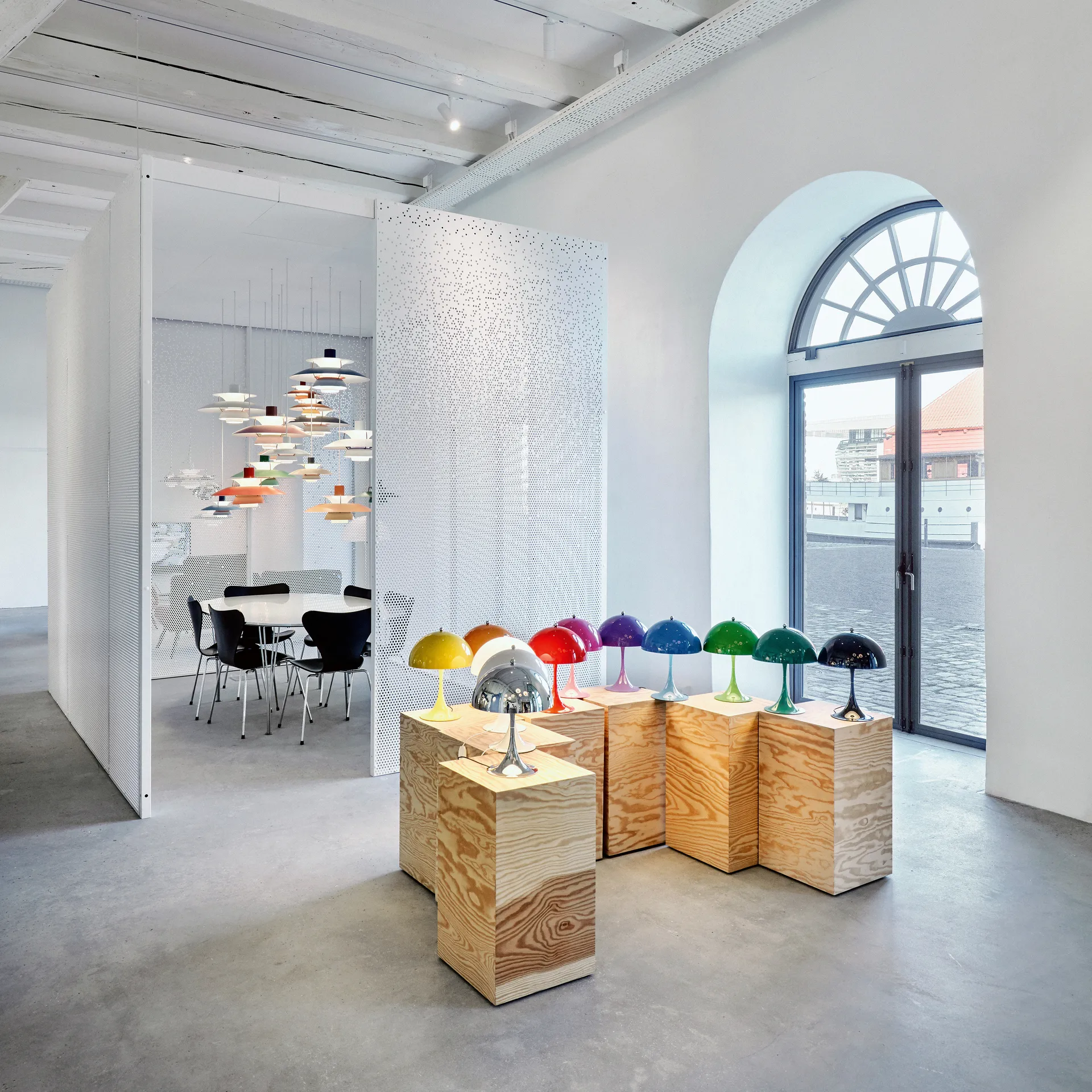 Lámpara de mesa Panthella 250, Negro Louis Poulsen