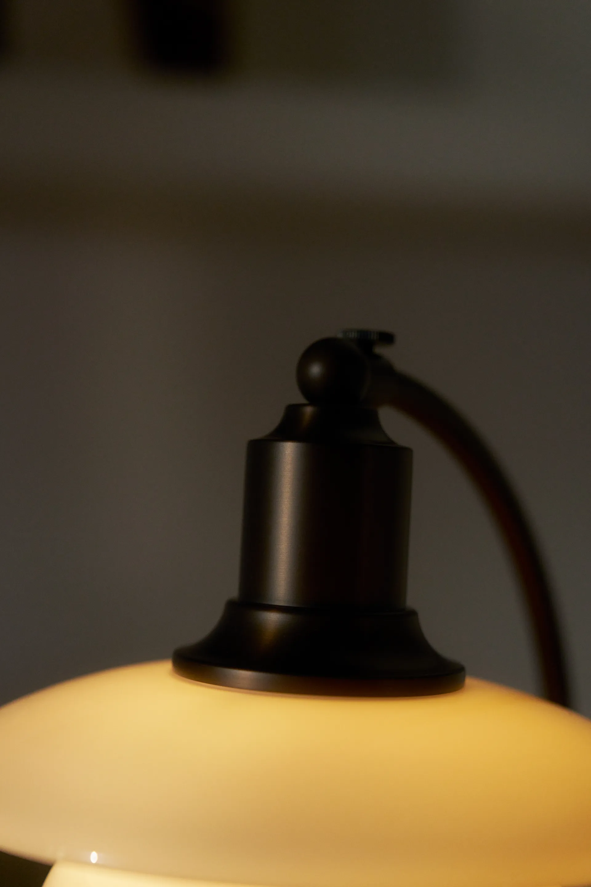 Lámpara de mesa PH 2/2 Luna, Aged brass-vidrio opalino Louis Poulsen