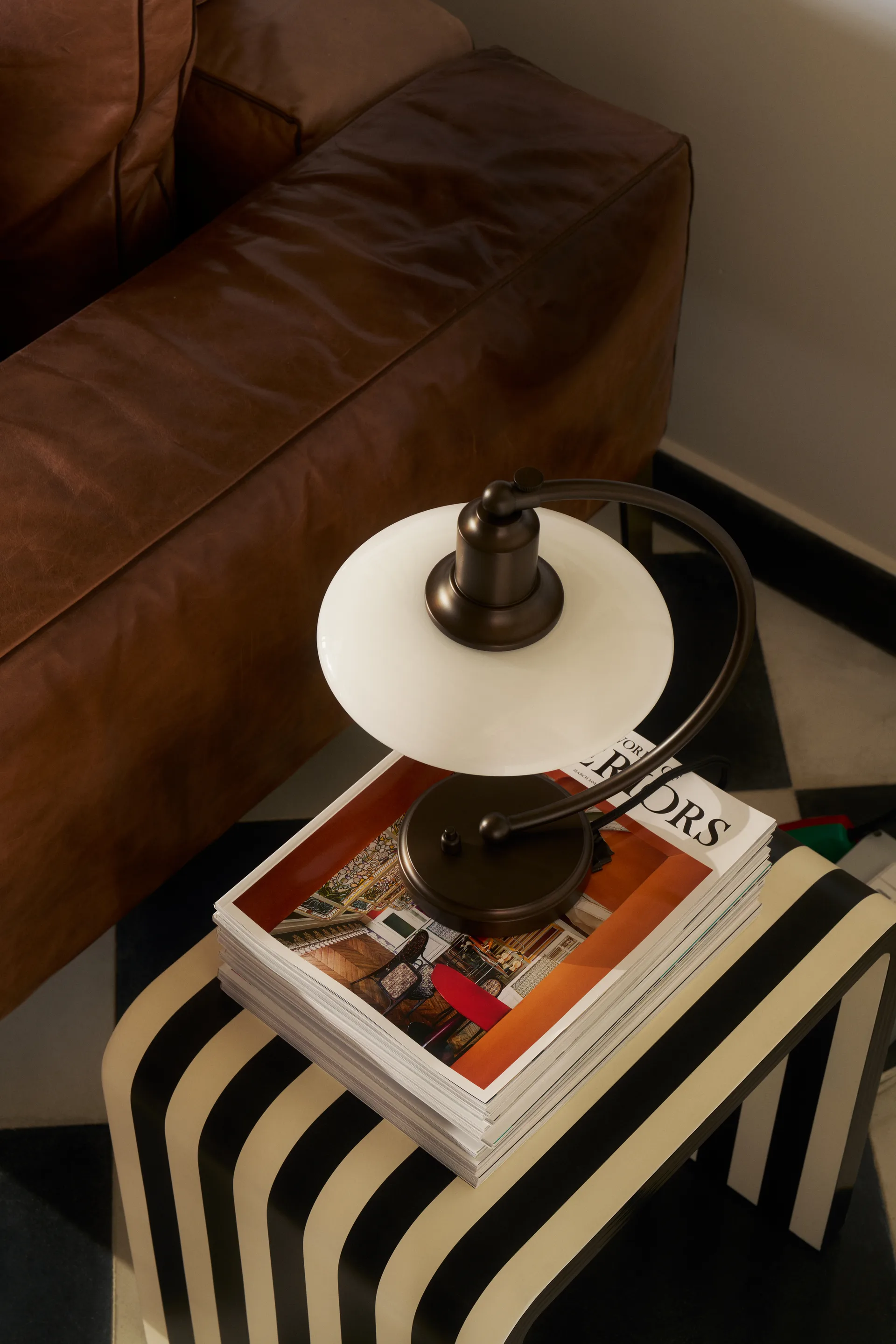 Lámpara de mesa PH 2/2 Luna, Aged brass-vidrio opalino Louis Poulsen