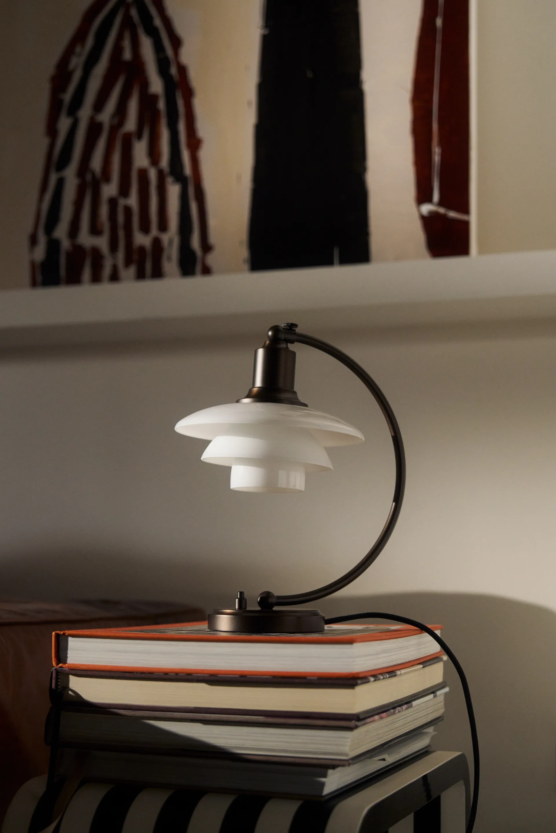 Lámpara de mesa PH 2/2 Luna, Aged brass-vidrio opalino Louis Poulsen