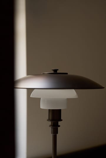 Lámpara de mesa PH 3/2 Luna - Aged brass-vidrio opalino - Louis Poulsen
