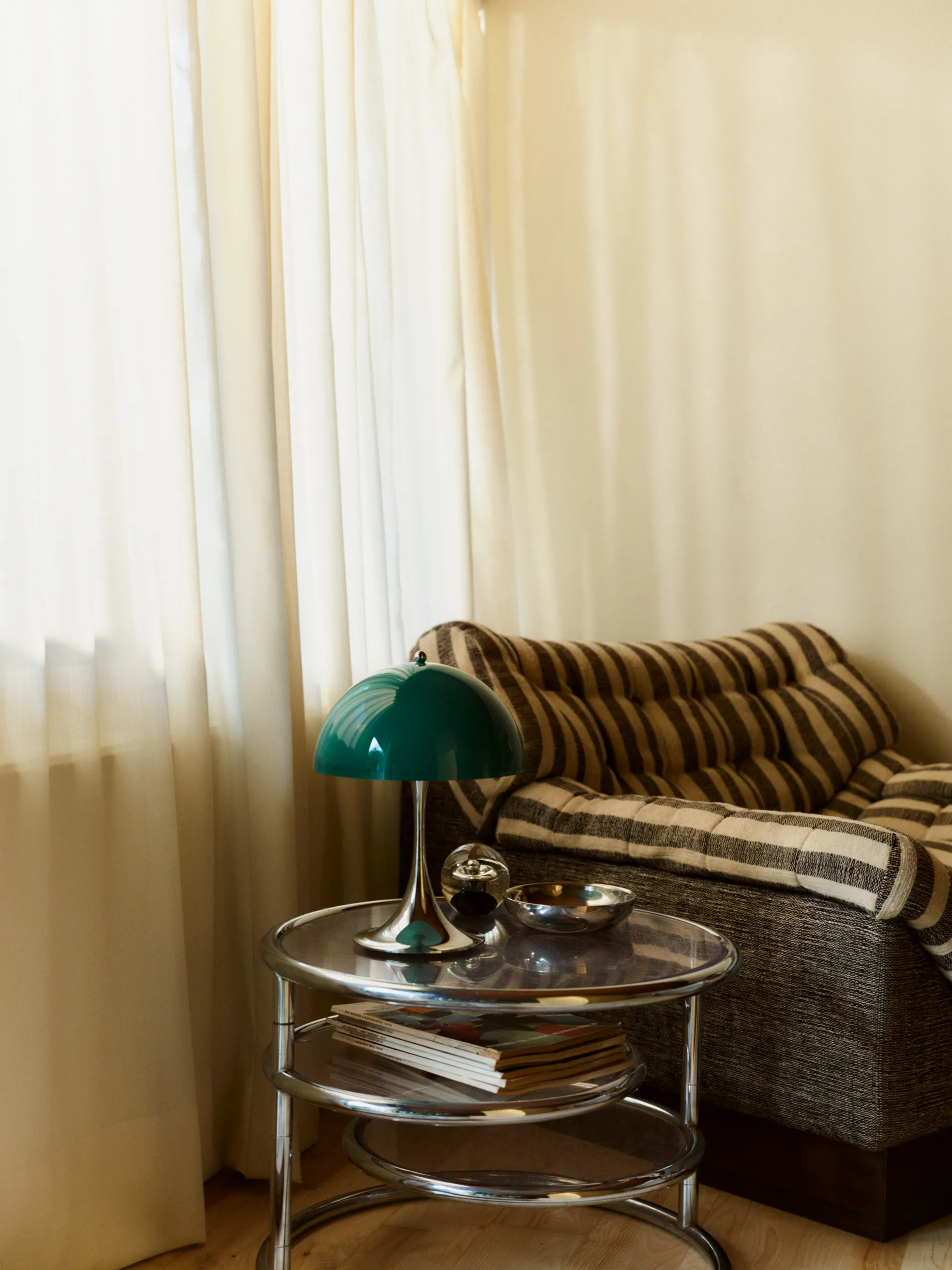 Lámpara de mesa portátil Panthella 250 V3, Original Opal Green Louis Poulsen