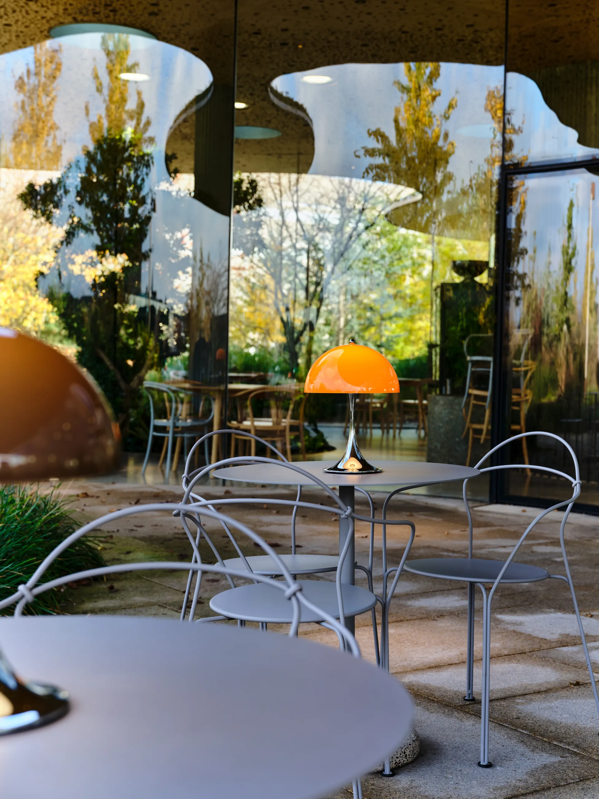 Lámpara de mesa portátil Panthella 250 V3, Original Opal Orange Louis Poulsen