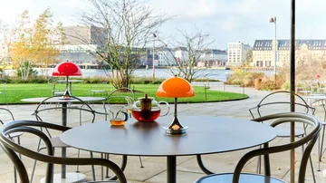 Lámpara de mesa portátil Panthella 250 V3 - Original Opal Orange - Louis Poulsen