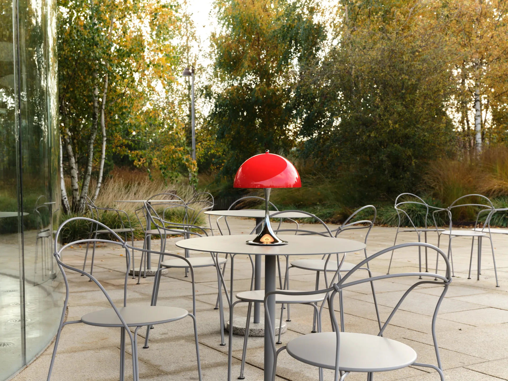 Lámpara de mesa portátil Panthella 250 V3, Original Opal Red Louis Poulsen