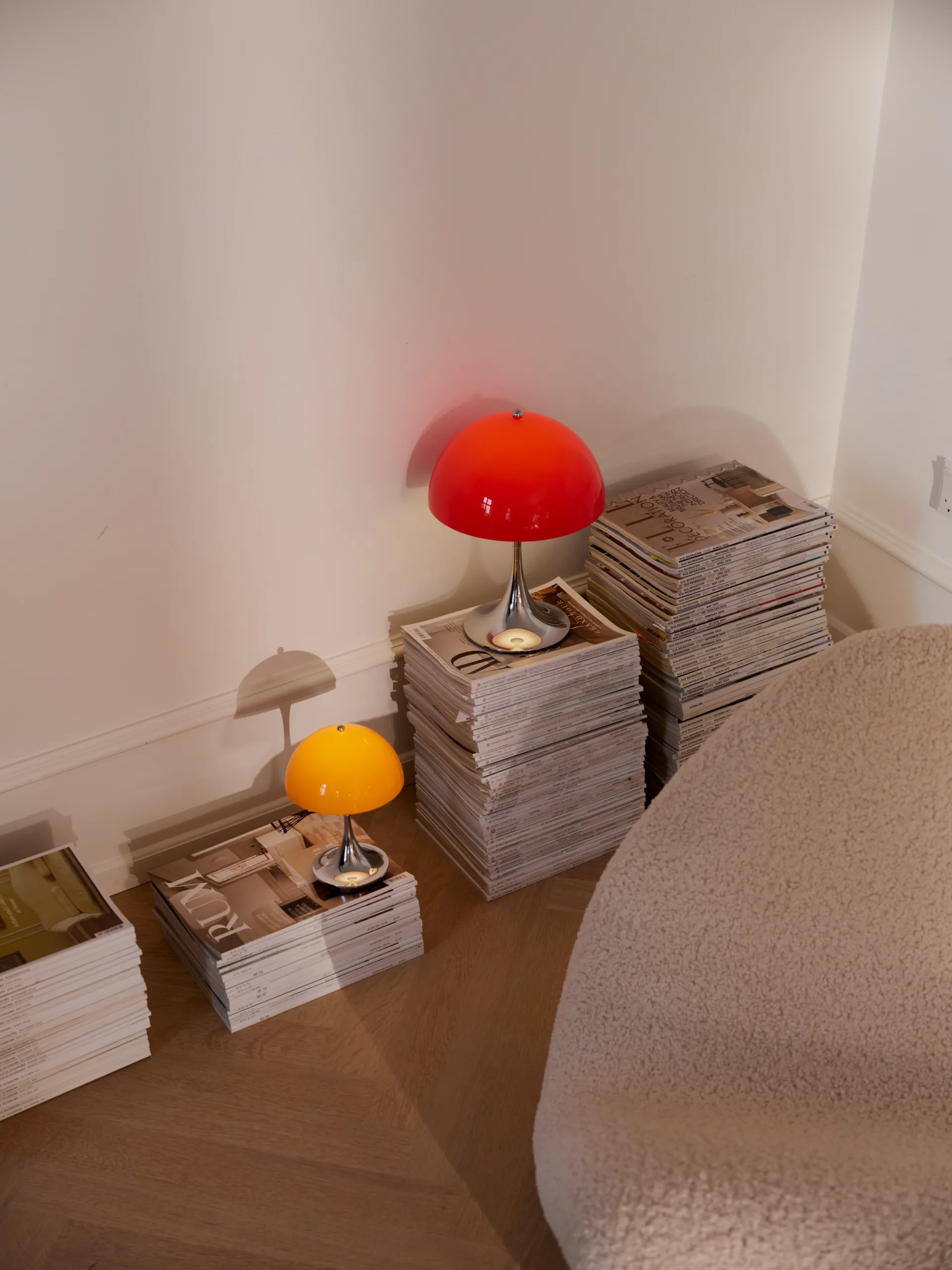 Lámpara de mesa portátil Panthella 250 V3, Original Opal Red Louis Poulsen