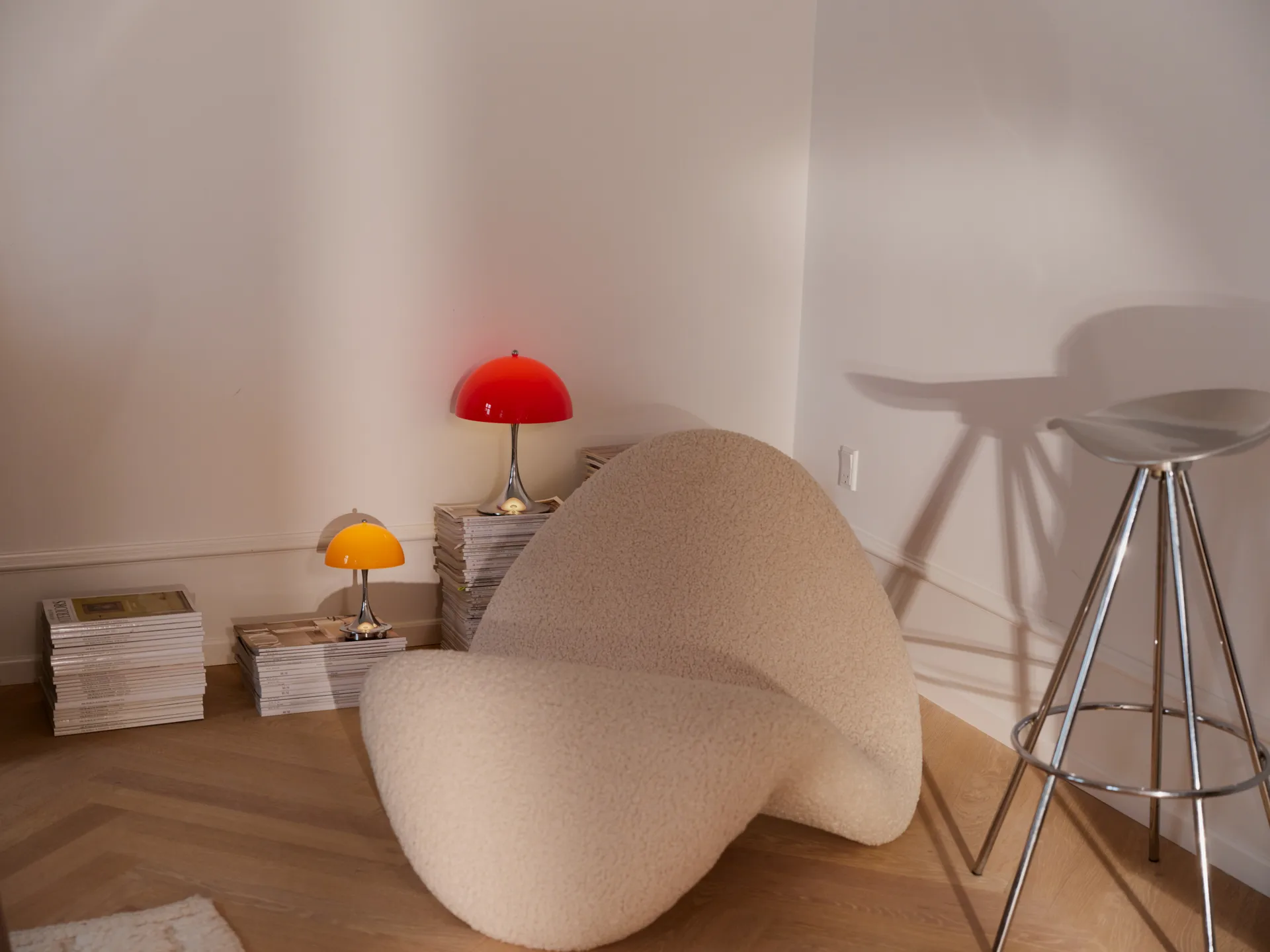 Lámpara de mesa portátil Panthella 250 V3, Original Opal Red Louis Poulsen