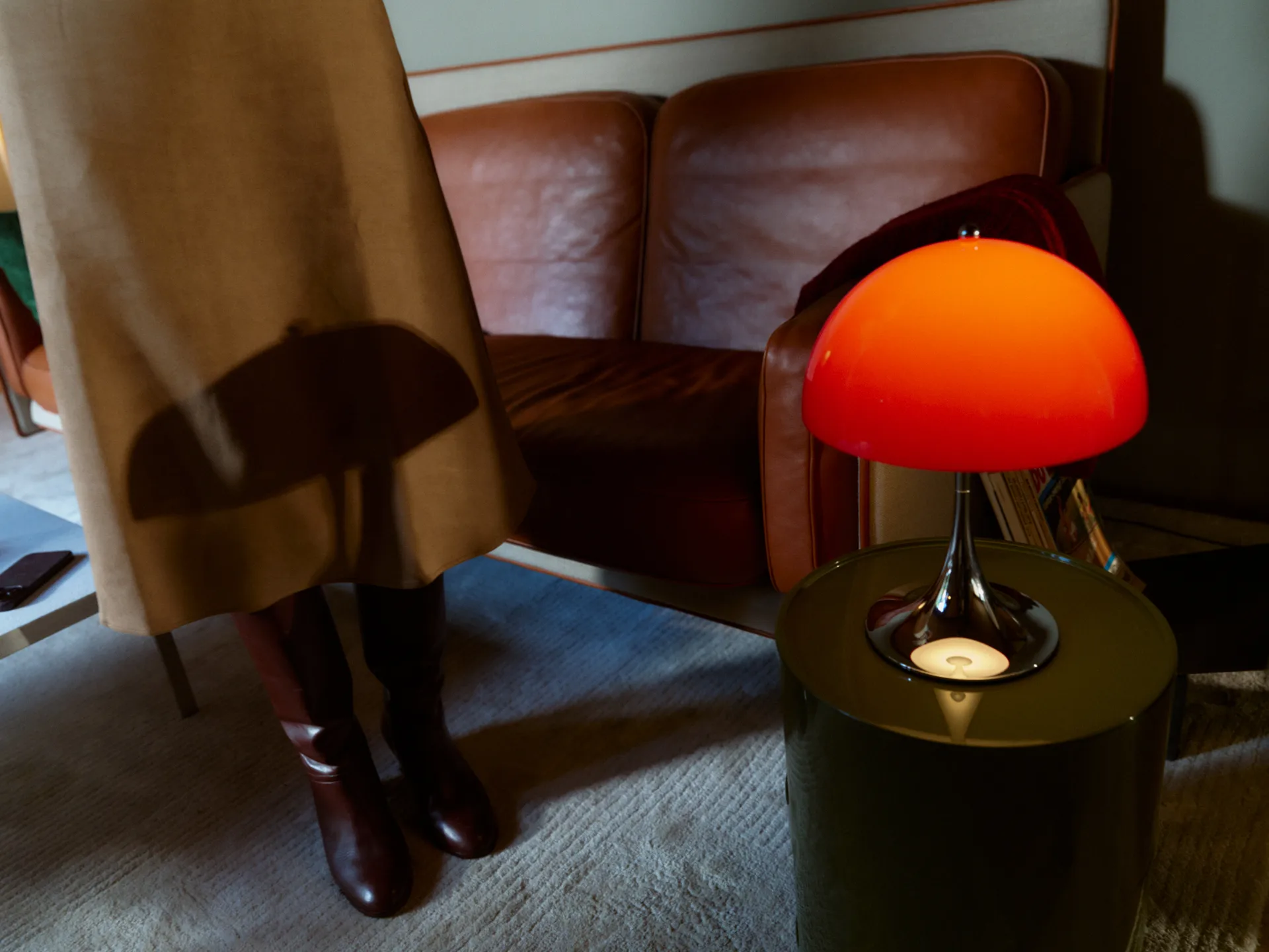 Lámpara de mesa portátil Panthella 250 V3, Original Opal Red Louis Poulsen