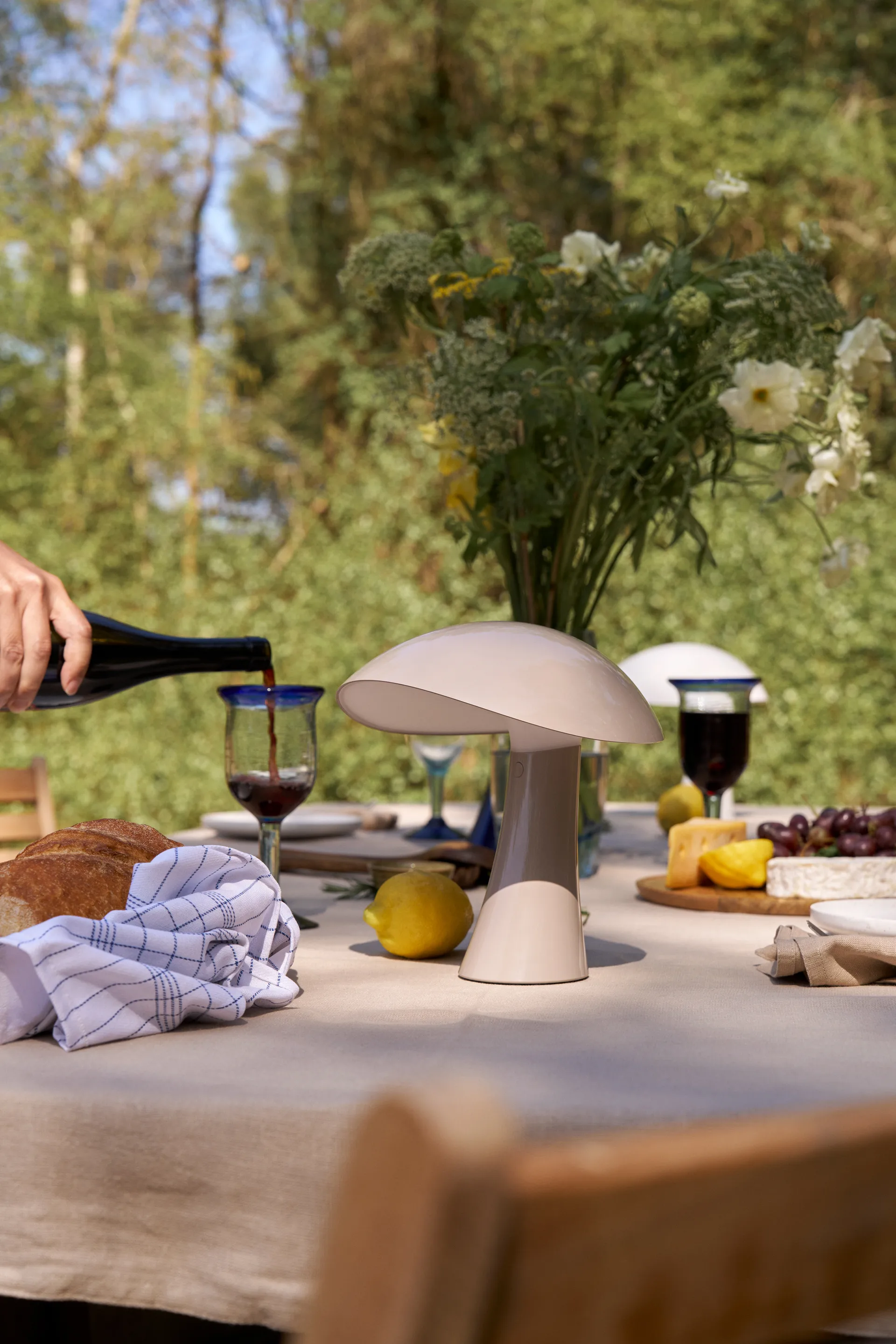 Lámpara de mesa portátil Rumee 220 , Earth Grey Louis Poulsen