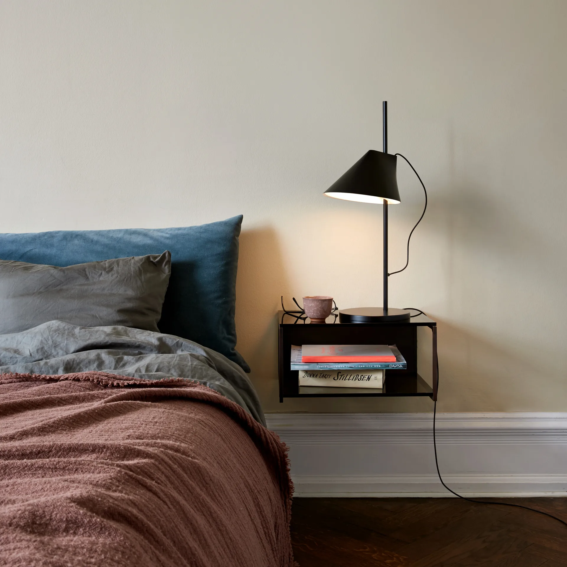 Lámpara de mesa Yuh, Negro Louis Poulsen