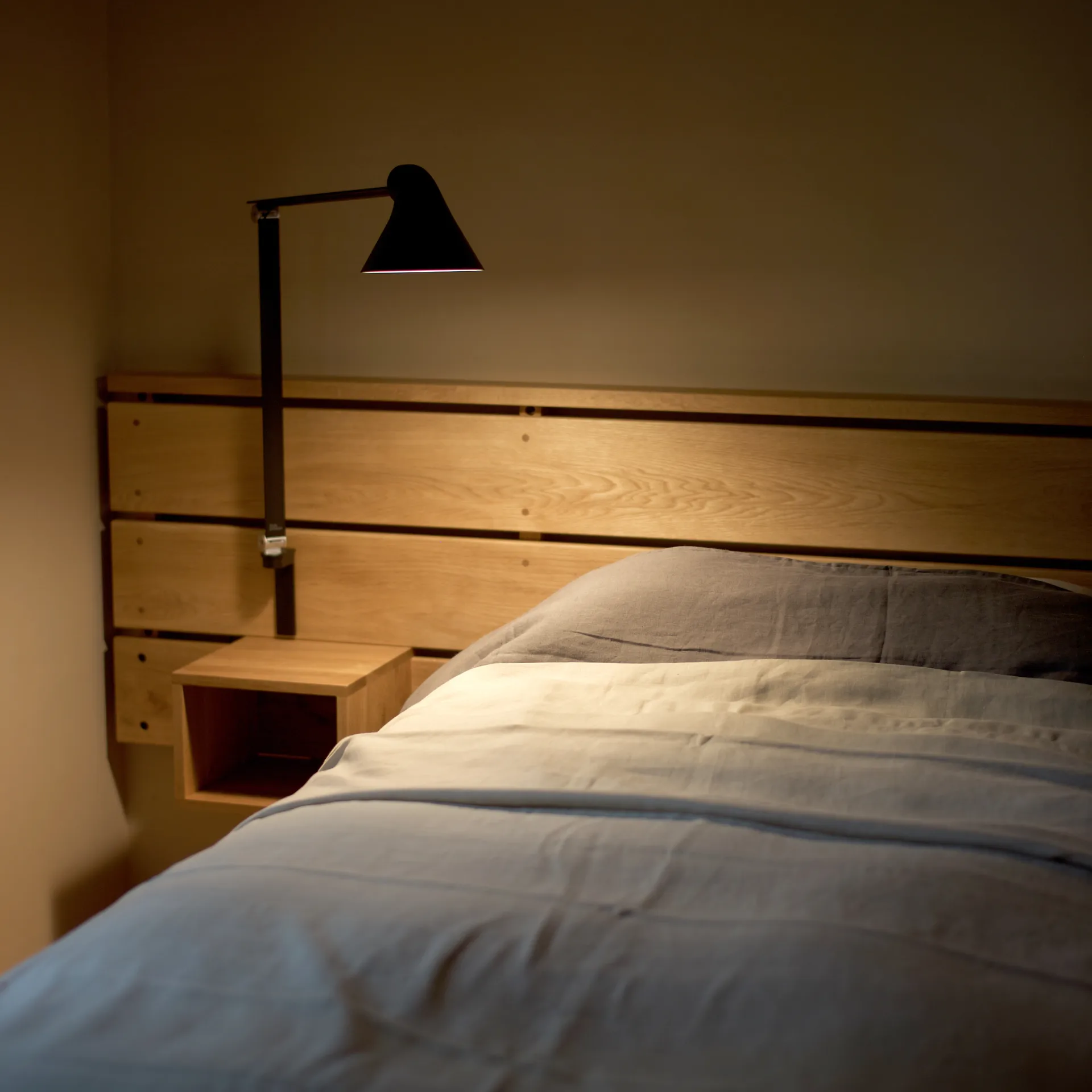 Lámpara de pared NJP brazo largo, Negro Louis Poulsen