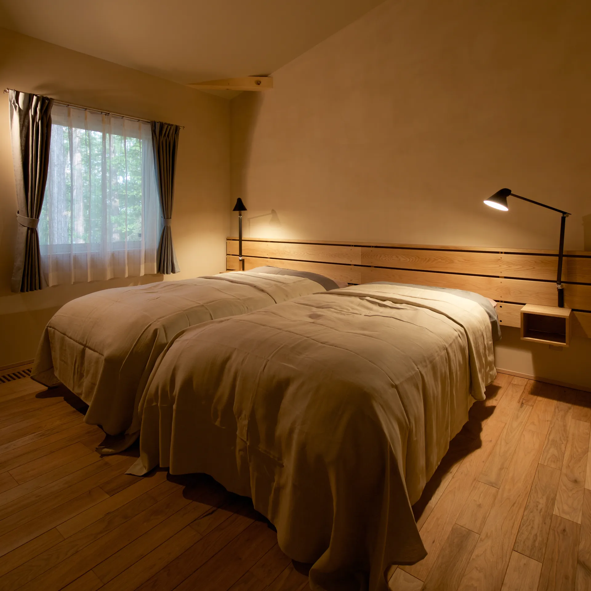 Lámpara de pared NJP brazo largo, Negro Louis Poulsen