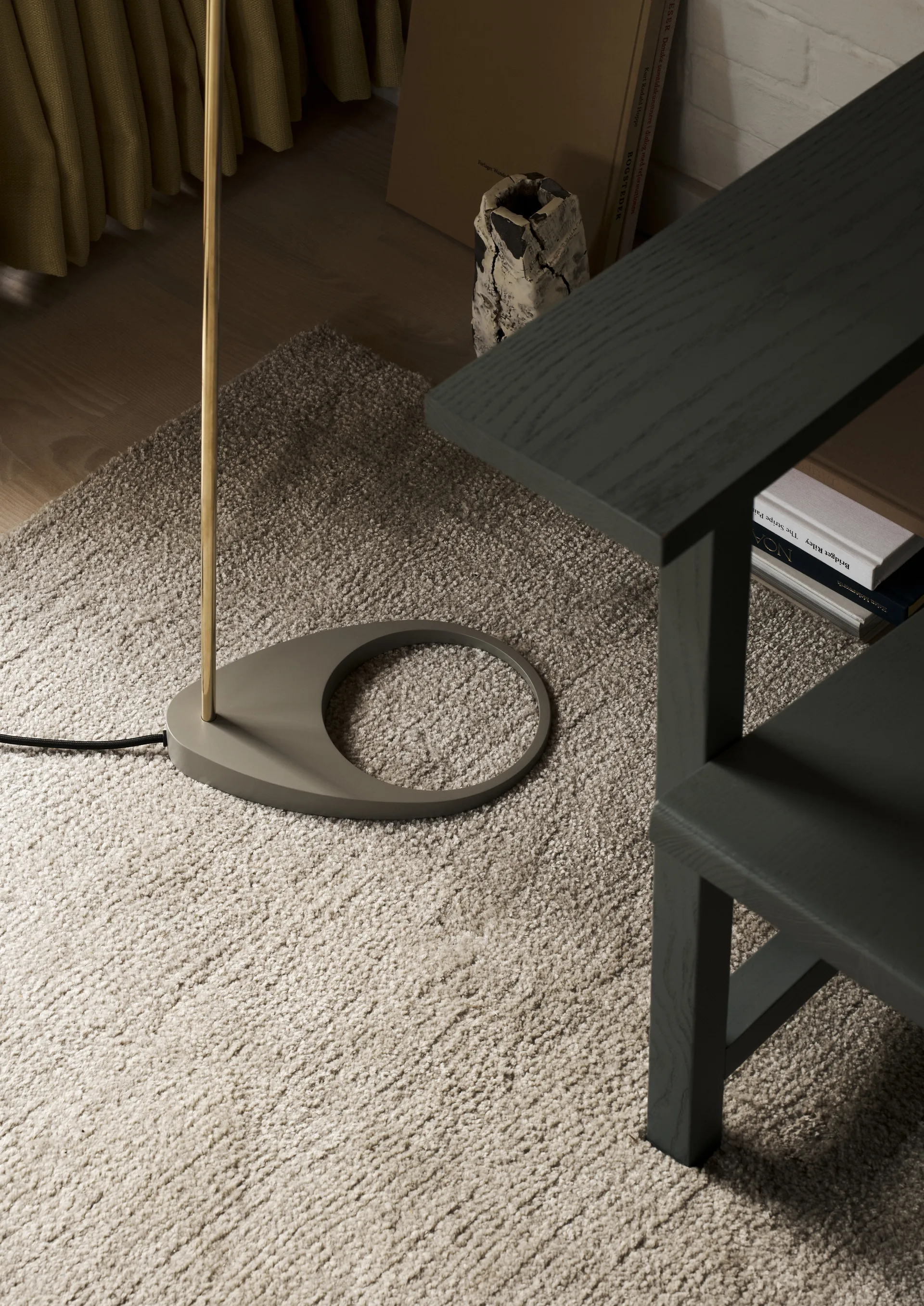 Lámpara de pie AJ, Brass-warm grey Louis Poulsen