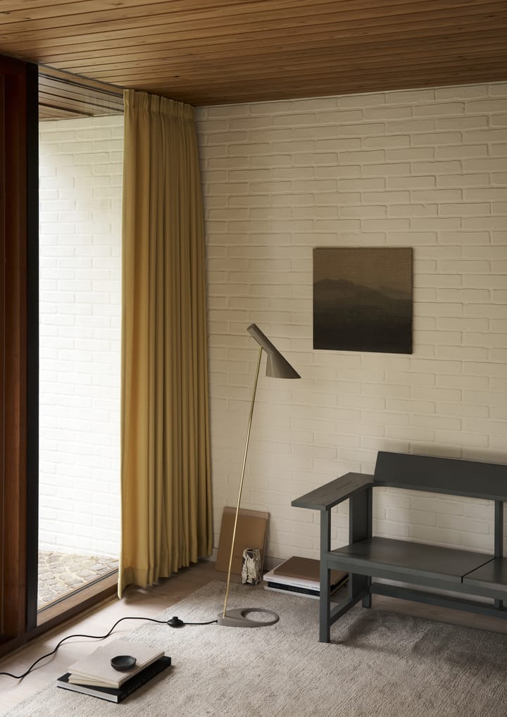 Lámpara de pie AJ, Brass-warm grey Louis Poulsen