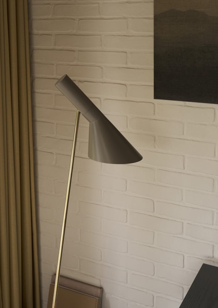 Lámpara de pie AJ, Brass-warm grey Louis Poulsen