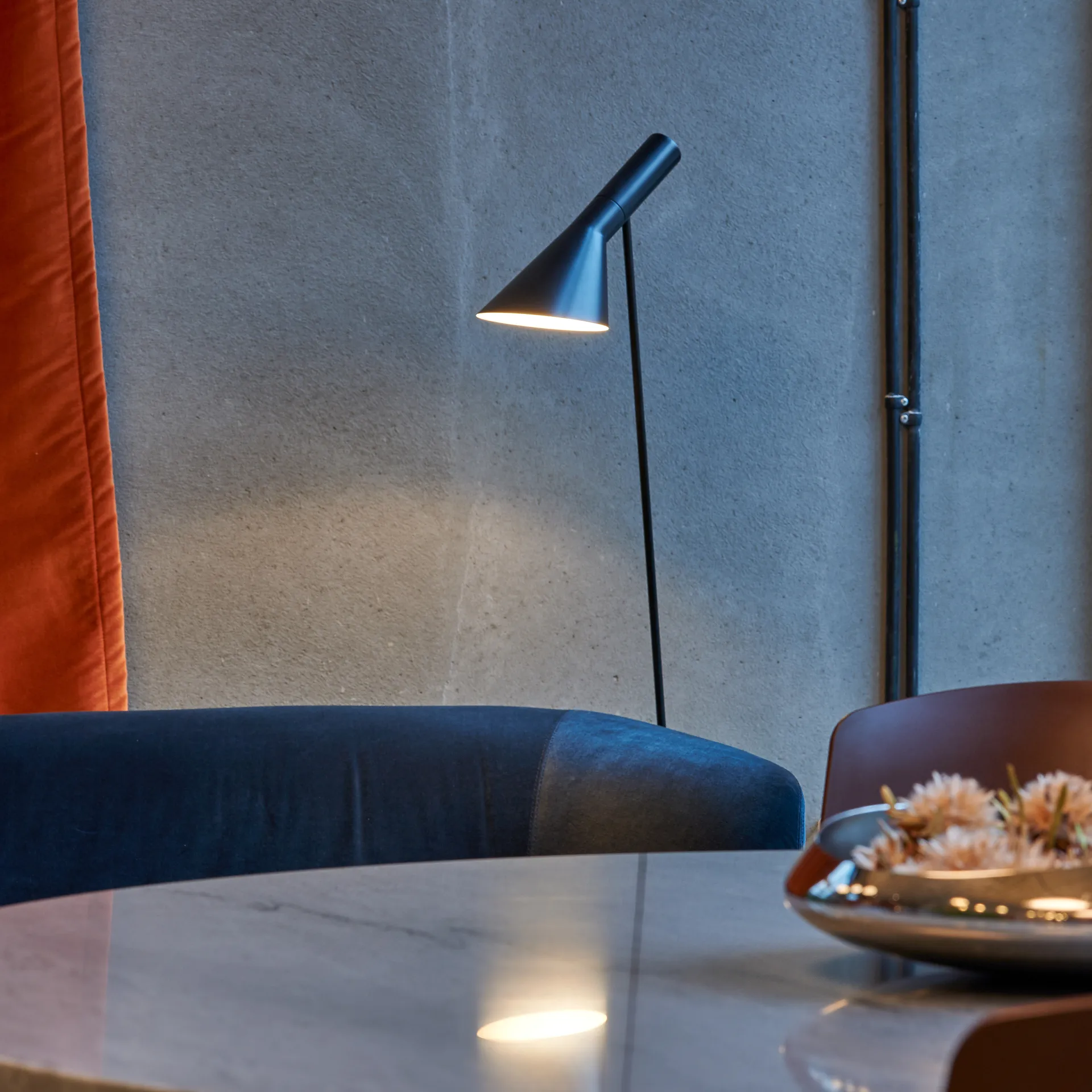 Lámpara de pie AJ, Negro Louis Poulsen