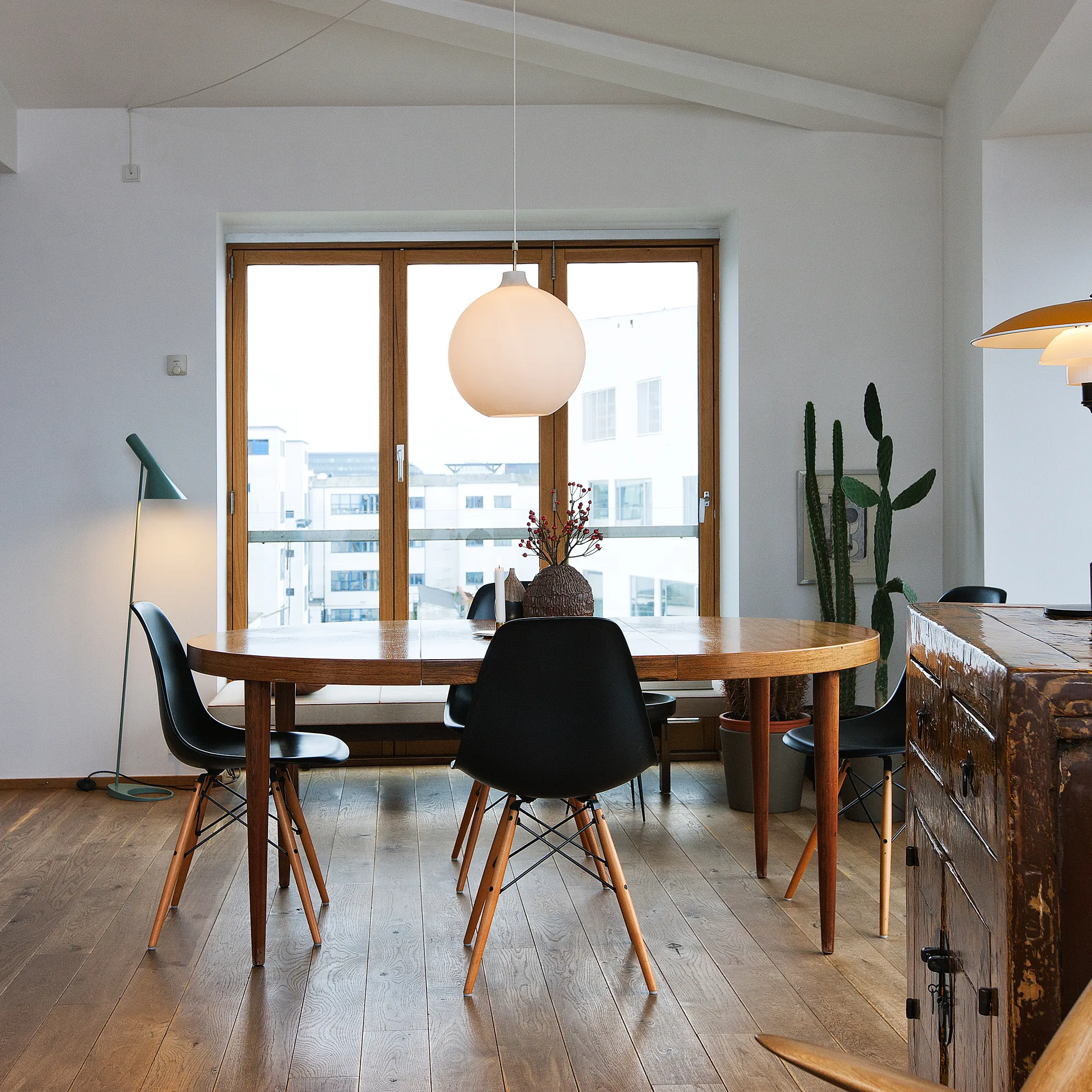 Lámpara de pie AJ, Petróleo claro Louis Poulsen