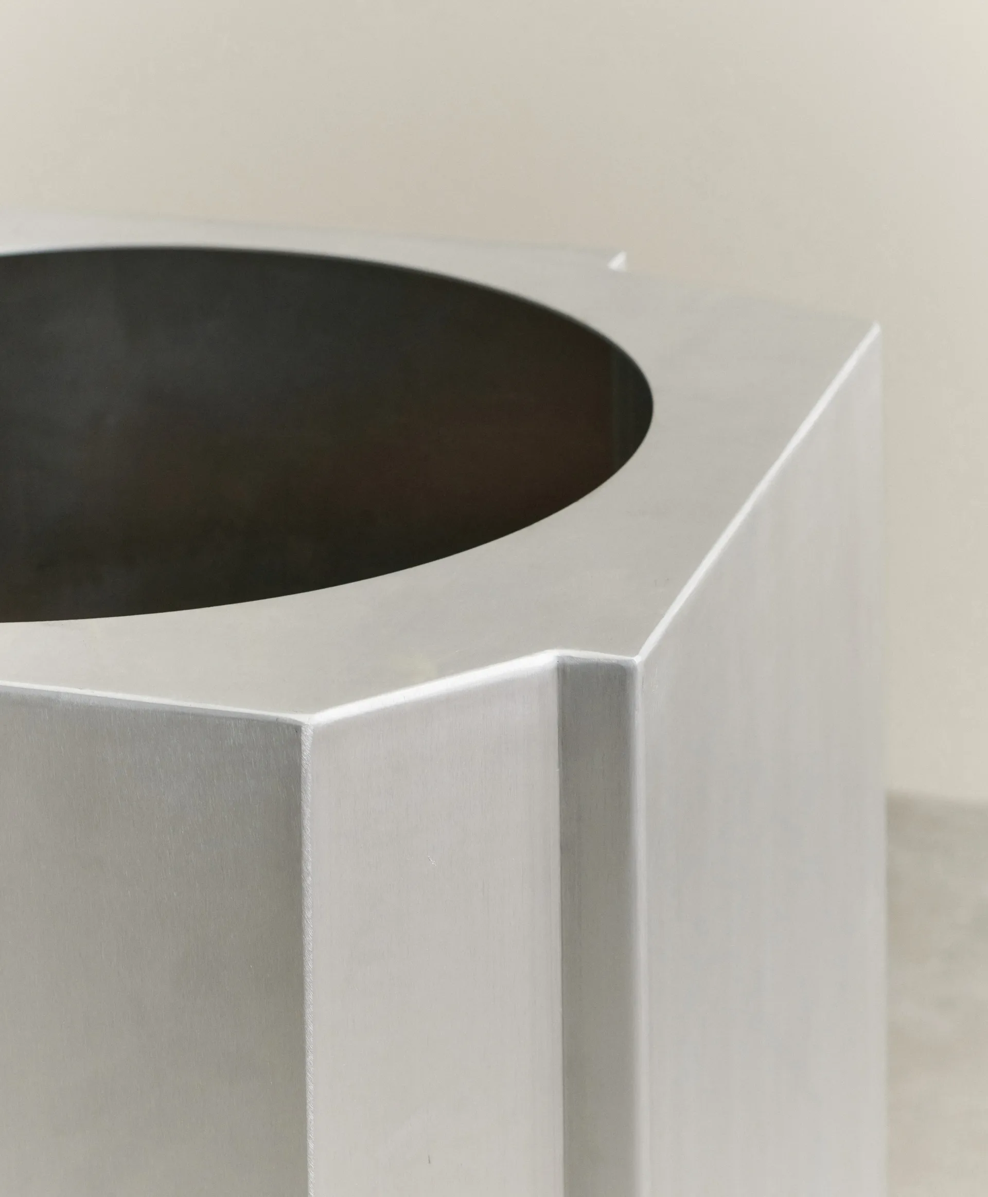 Maceta Funki L 52 cm, Brushed Aluminium Louise Roe