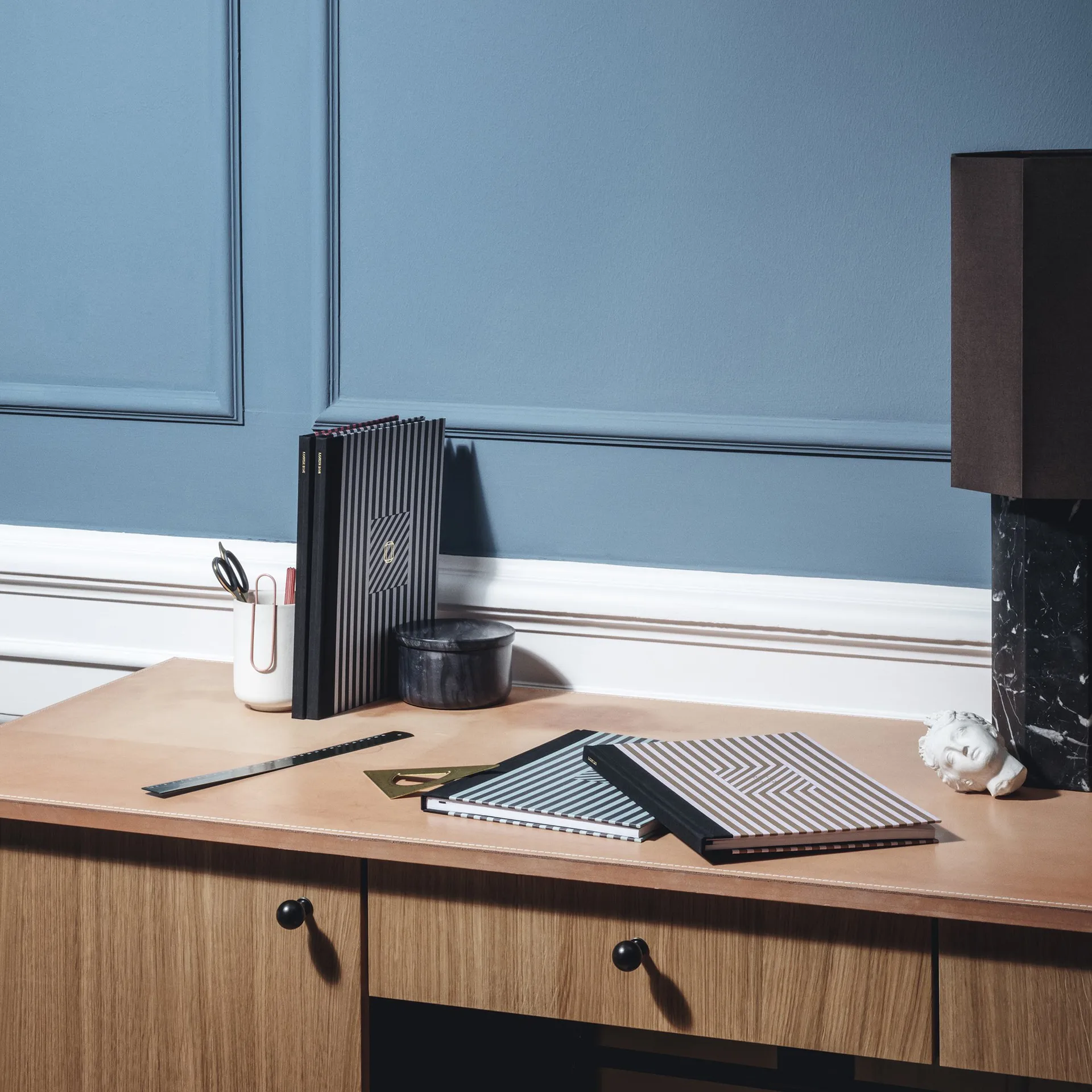 Pie de lámpara The eight over eight, mármol negro Louise Roe