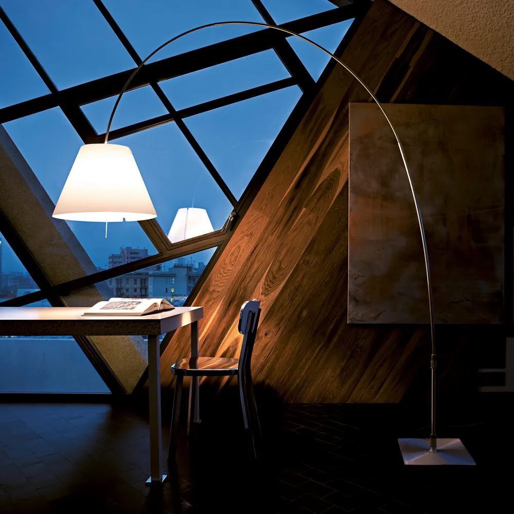 Lámpara de pie Lady Costanza D13E d, Pantalla blanca, base de aluminio Luceplan