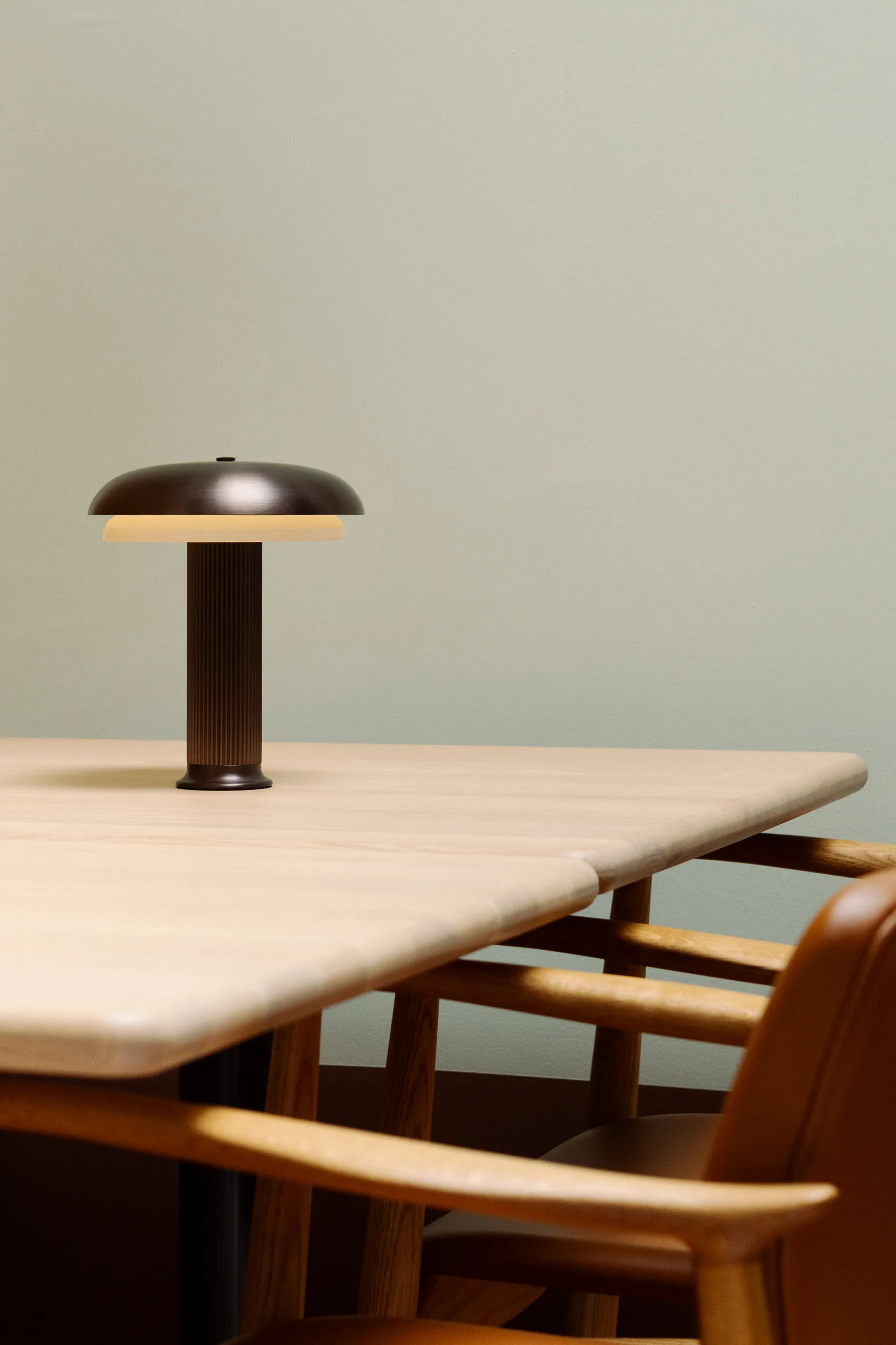 Lámpara de mesa portátil Noote , Bronce LYFA