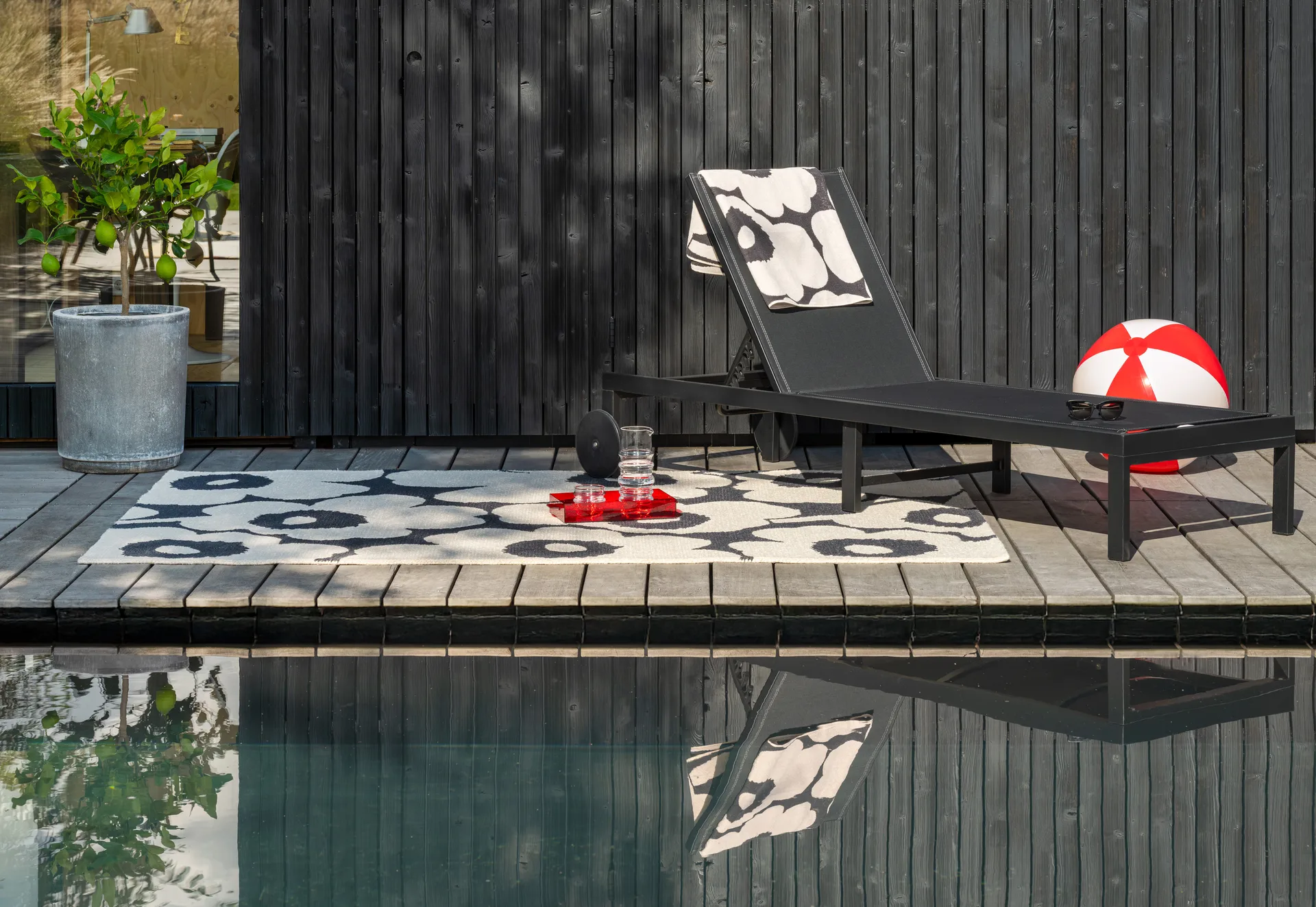 Alfombra Unikko outdoor, Charcoal-white, 250x350 cm Marimekko