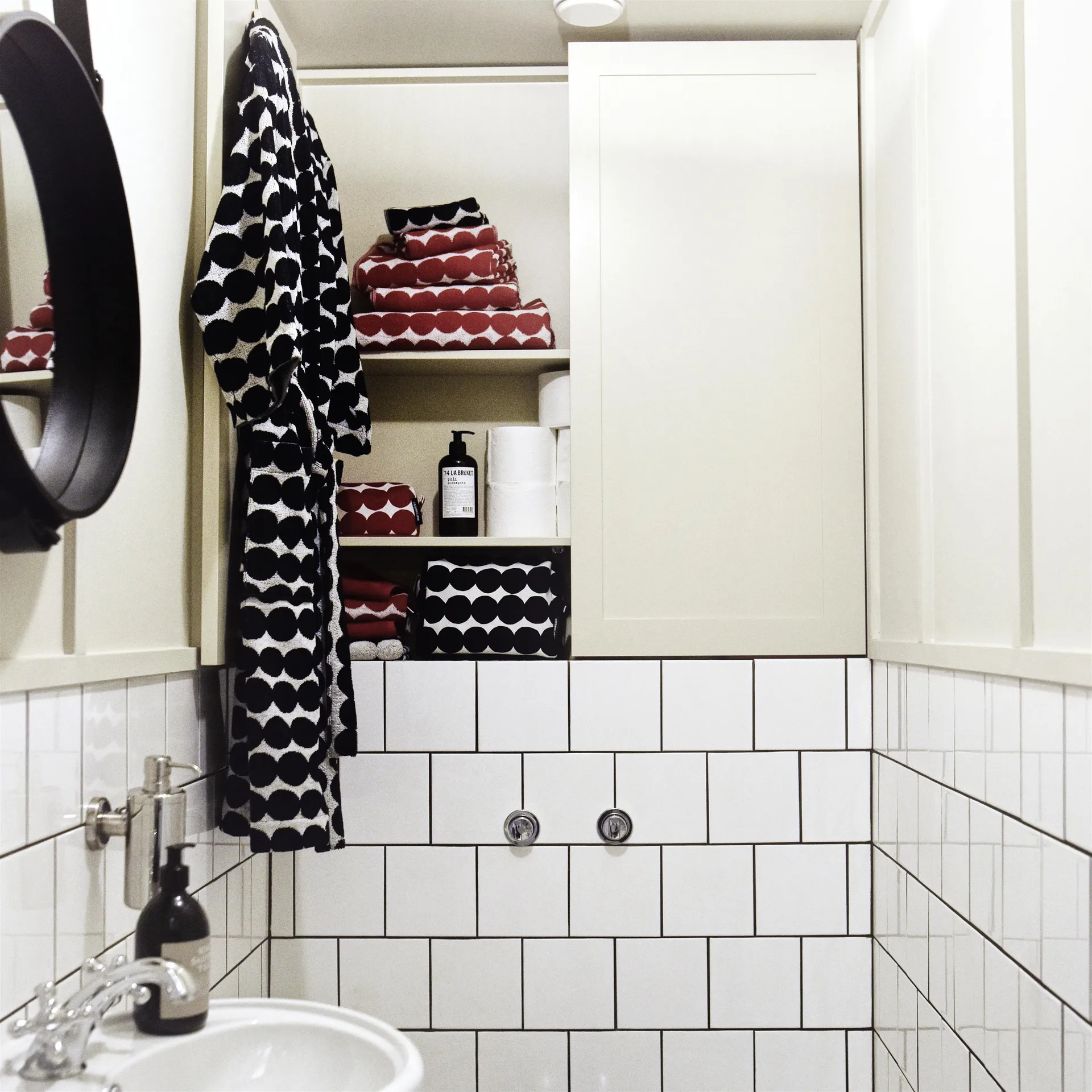 Toalla Räsymatto, negro, toalla de baño 70 x 150 cm Marimekko