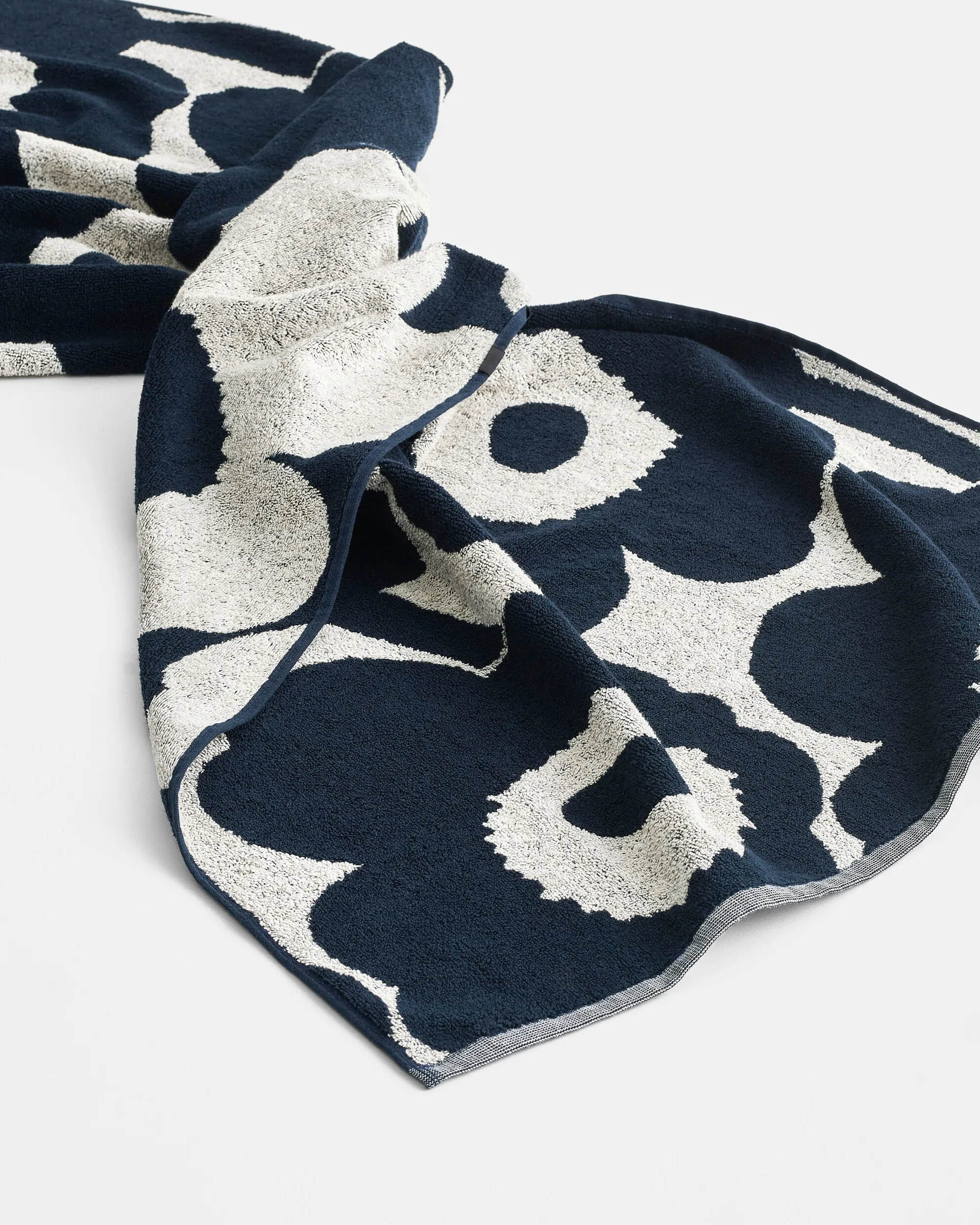 Toalla Unikko blanco natural-azul oscuro, 70x150 cm Marimekko