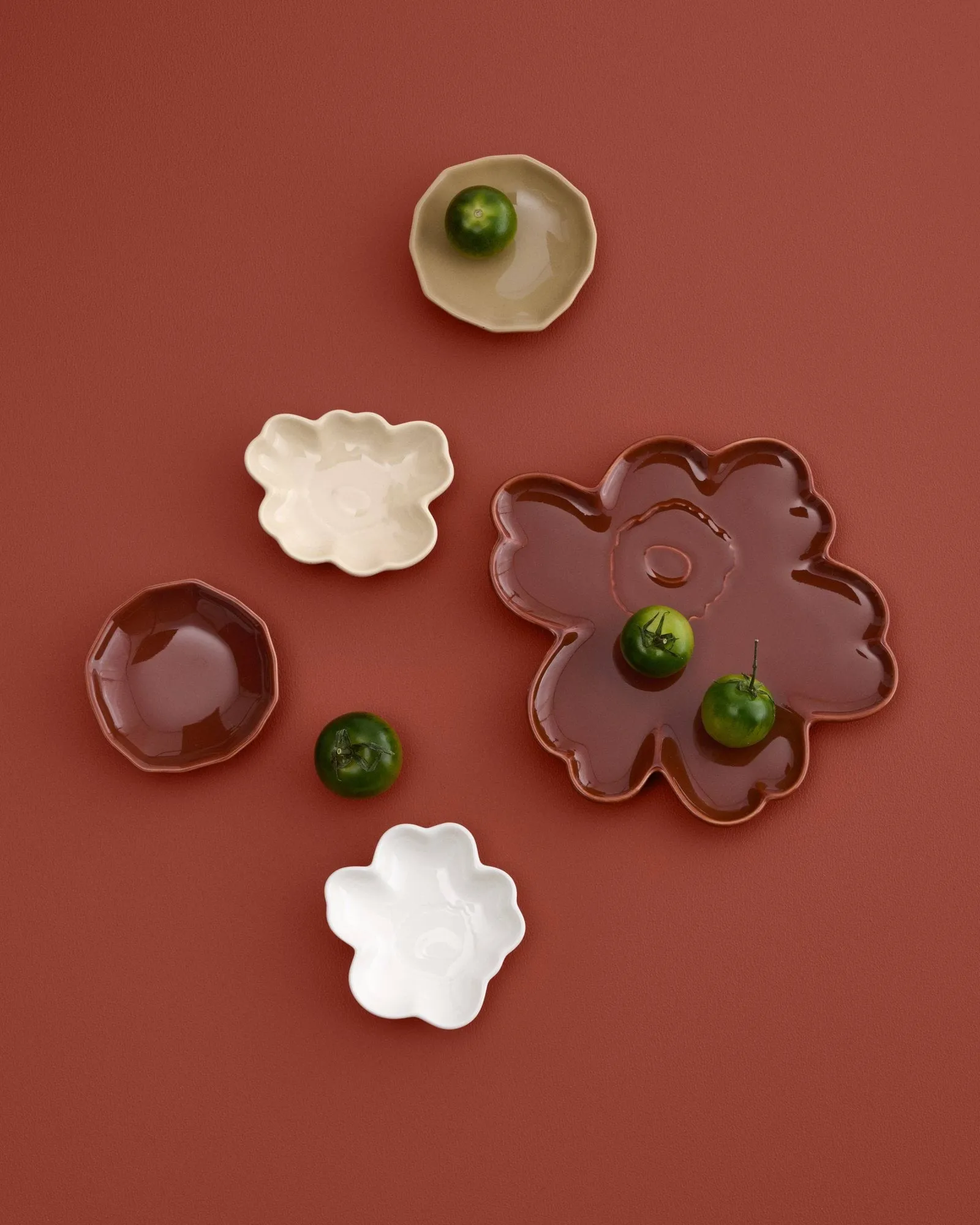 Unikko shape plato, castaño Marimekko