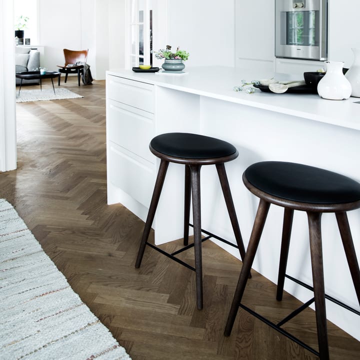 High stool taburete Mater alto 74 cm, piel cruda, base de roble enjabonado Mater
