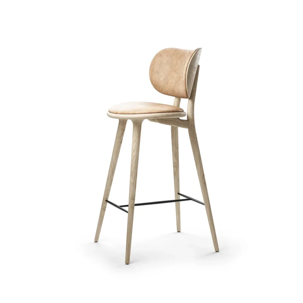 Taburete Mater High Stool Backrest alto, piel natural, base de roble lacado mate Mater