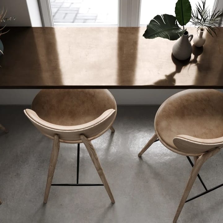 Taburete Mater High Stool Backrest alto, piel negra, base de roble sirka grey Mater