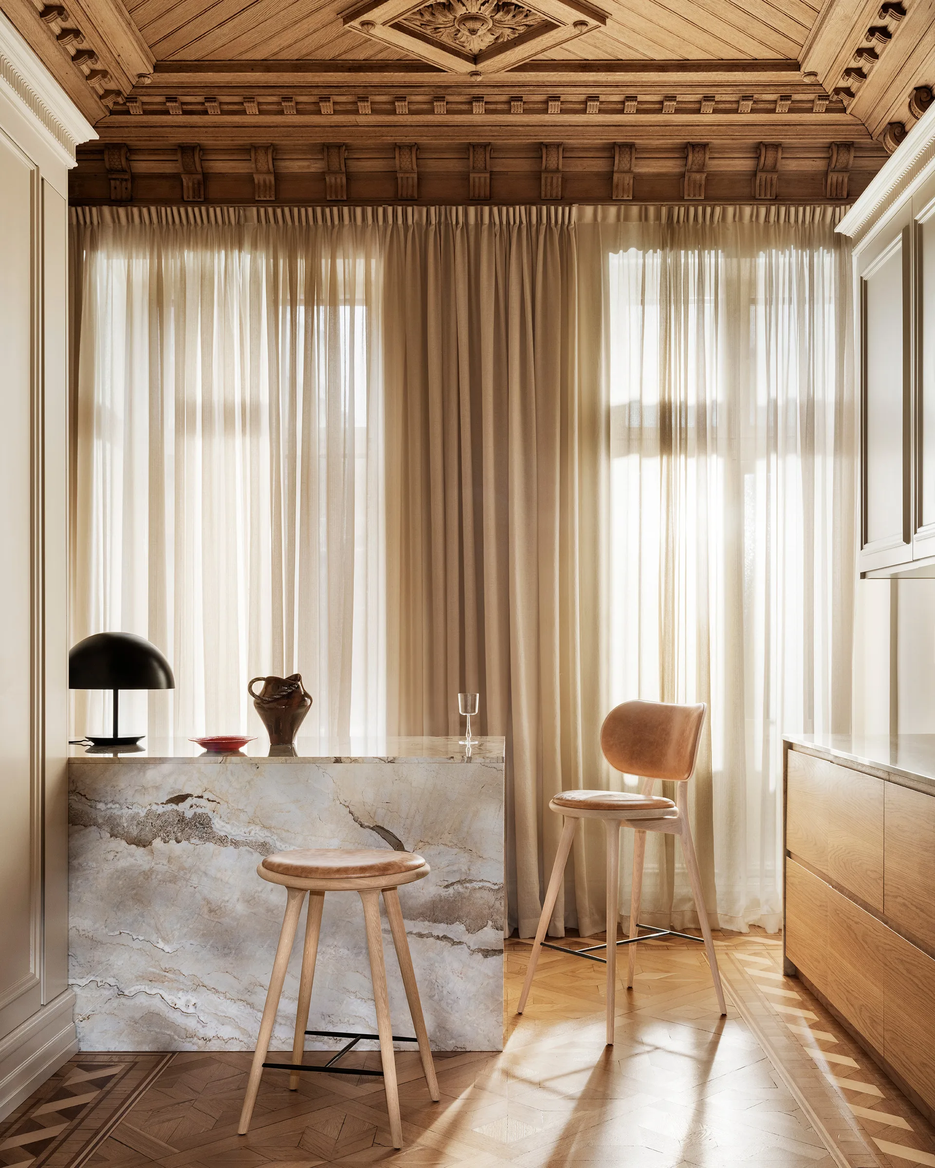 Taburete Mater High Stool Backrest bajo, piel natural, base de roble lacado mate Mater