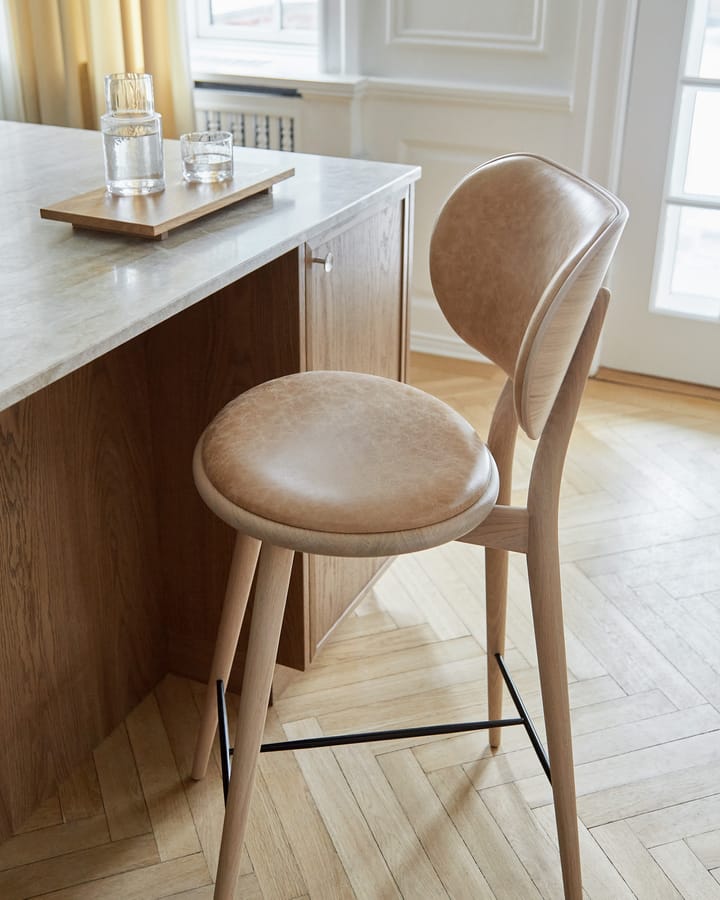 Taburete Mater High Stool Backrest bajo, piel natural, base de roble lacado mate Mater