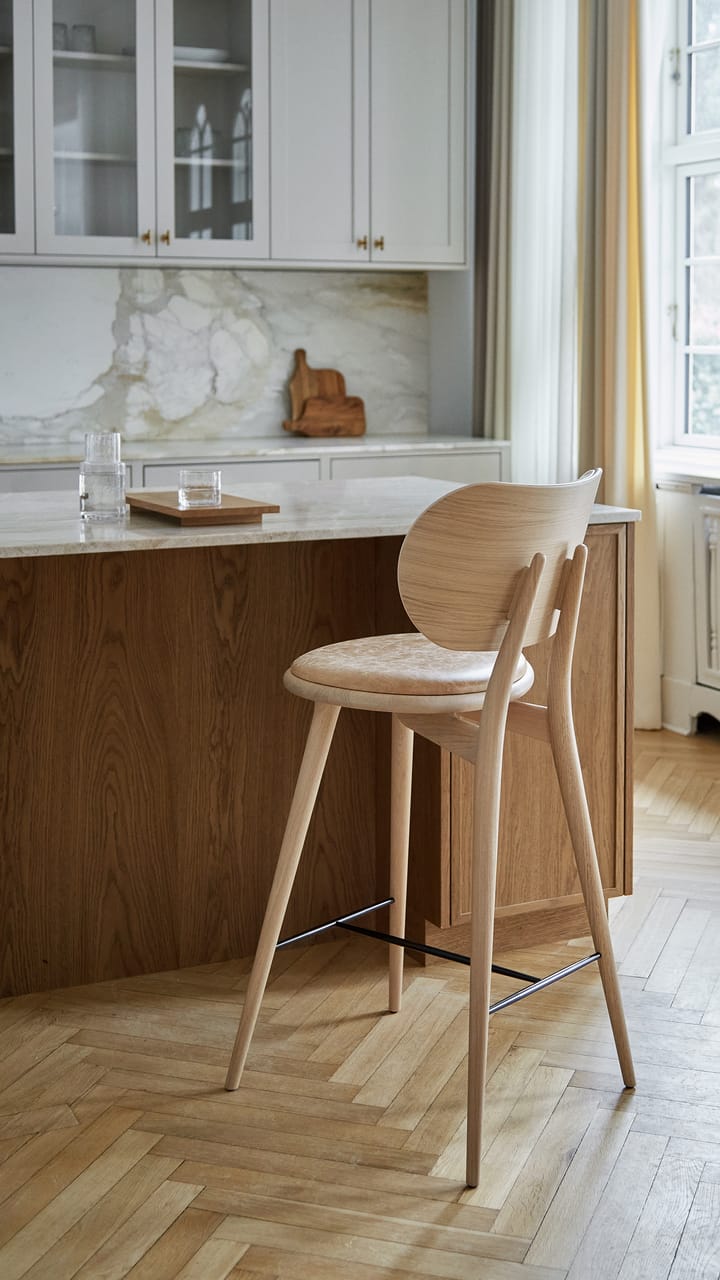 Taburete Mater High Stool Backrest bajo, piel natural, base de roble lacado mate Mater