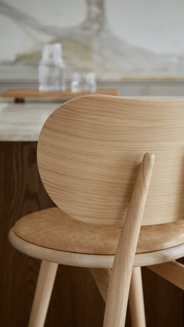 Taburete Mater High Stool Backrest bajo - piel natural, base de roble lacado mate - Mater