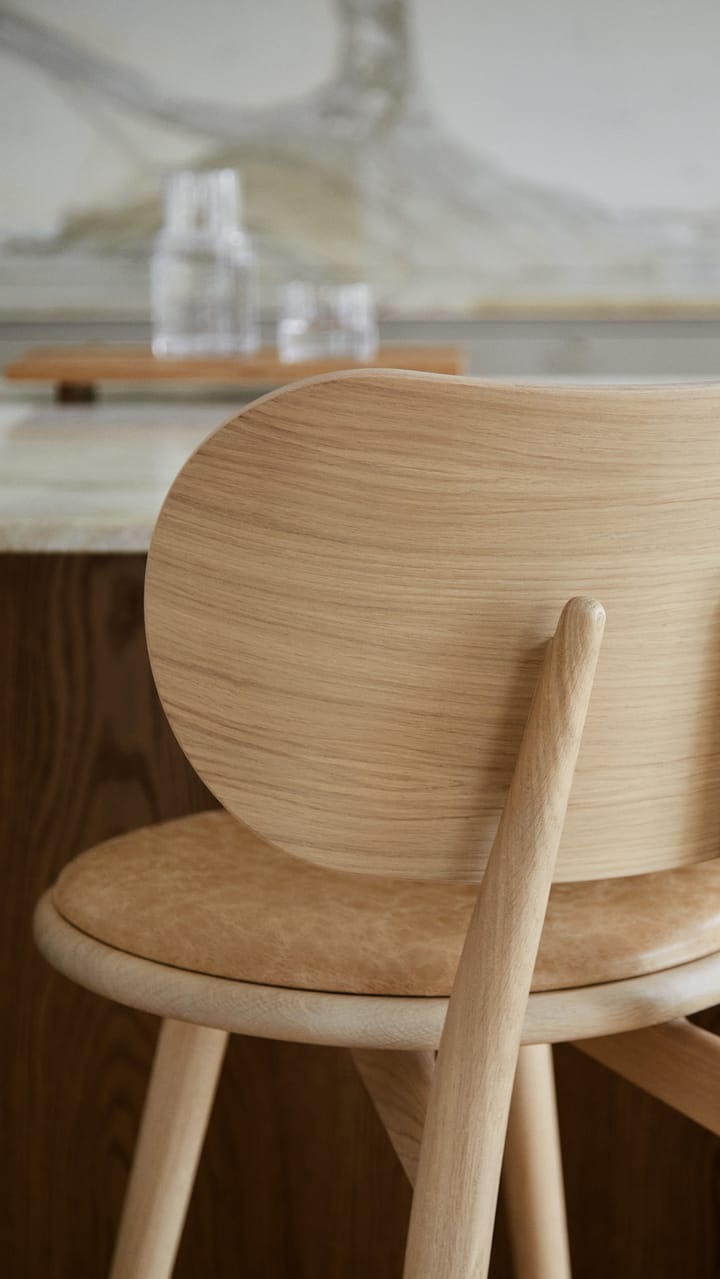 Taburete Mater High Stool Backrest bajo, piel natural, base de roble lacado mate Mater