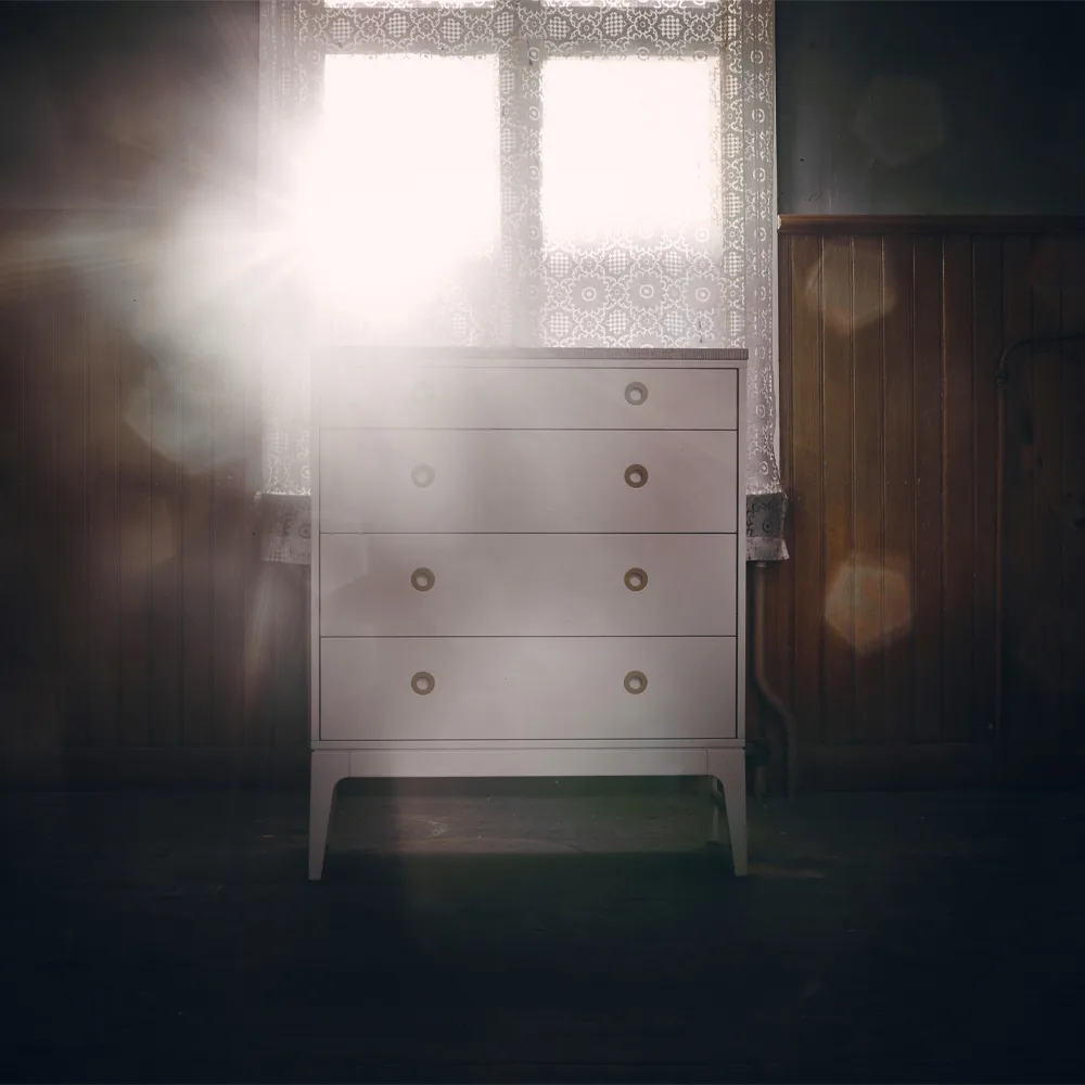 Cómoda Höllviken, Roble blanqueado, 4 cajones Mavis