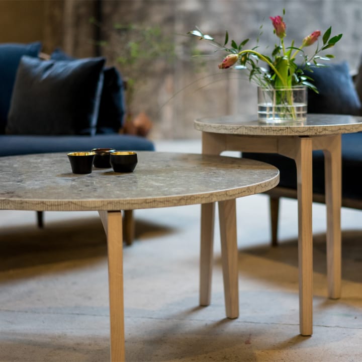 Mesa de centro Höllviken Ø80 cm, Patas de roble tipo piedra caliza blanqueada Mavis