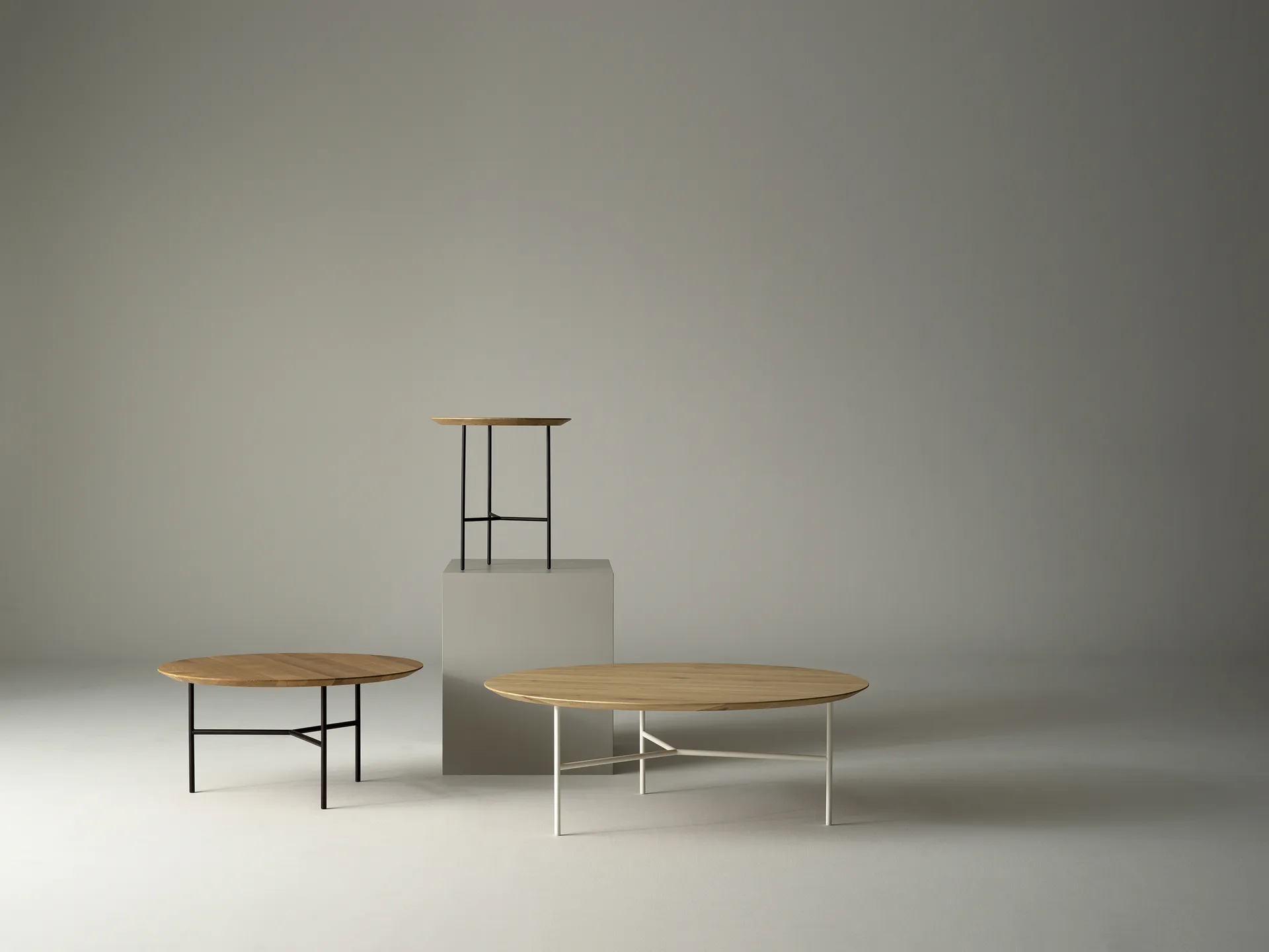 Mesa de centro Tribeca, Roble lacado, cromo satinado, ø110 Mavis